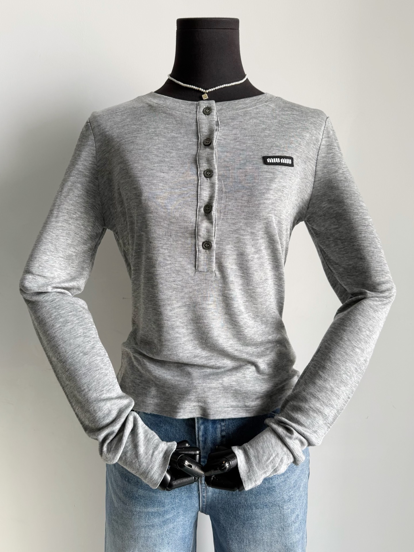 NO:760559,No matter how many foundations you wear, there is always a reason to buy this one. A genuine old-money henley shirt. Taking the materials to the extreme is its competitiveness~~ Super skin-friendly and soft Tencel + wool ceiling materials. Sun-protective shirts and air-conditioning shirts in summer. In autumn and winter, it is like a second skin. The round-neck H-shaped upper body has a paper man effect. It is exquisite and lazy. No one can refuse it. It is recommended to buy both black and gray colors!!,,19860909打底再多,这一件都有入手的理由 真正的老钱质感亨利衫 把用料发挥到极致才是它的竞争力~~ 超亲肤柔软的天丝+羊毛天花板用料 夏天可防晒衫空调衫 秋冬内搭简直是第二层皮肤. 圆领H版型上身自带纸片人效果 精致又慵懒谁都无法拒绝 黑灰两色建议都入喔 !!,,,Women's clothing