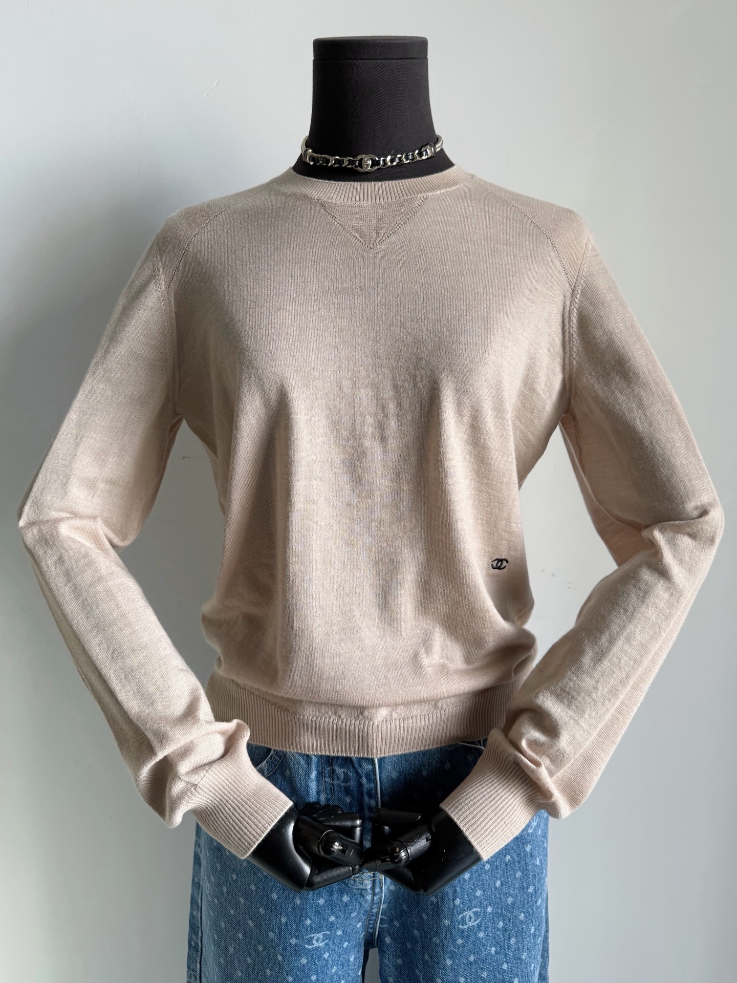 NO:760544,Light khaki·Real photos of details. The large-scale product feels very soft and waxy. It is as soft and delicate as a skin-friendly base shirt. My wool is exclusively dyed in a vat. It is truly different from the market and unambiguous. Including the combination of multiple craftsmanship on the sleeves, there is no single item that I can't put down this month~~,,19860909浅卡其·细节实拍图 大货手感非常软糯 堪比亲肤的打底衫一样柔软细腻. 我家毛料时独家包缸定染 真正区别市面,毫不含糊 包括袖子部分多重工艺相结合 本月爱不释手的单品没有之一 ~~,,,Women's clothing