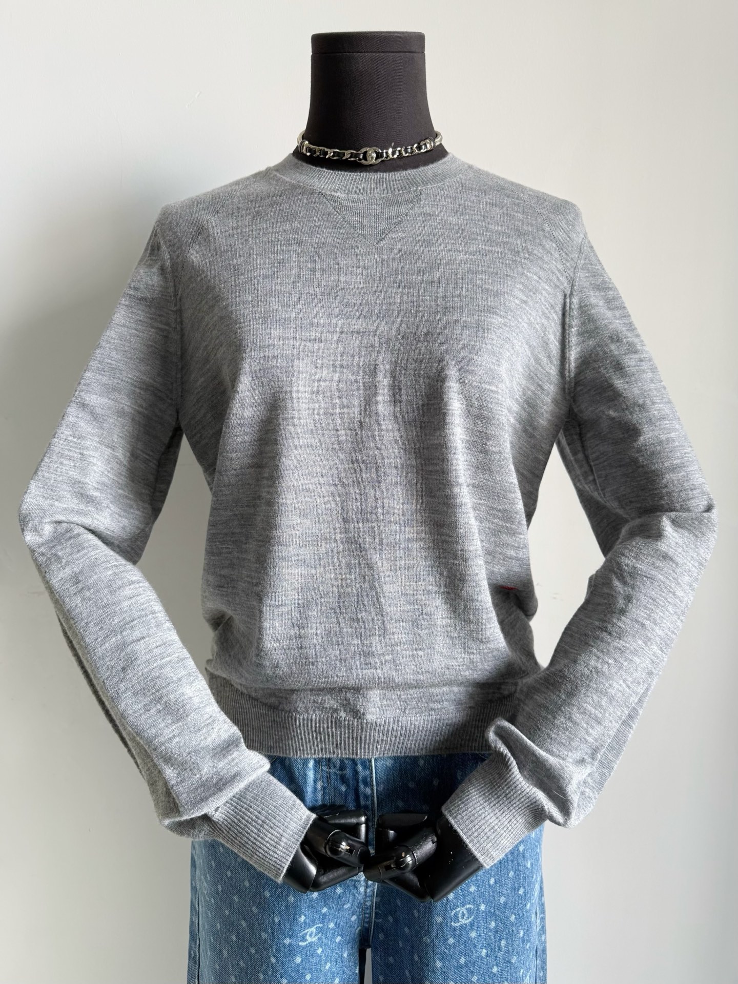 NO:760536,I couldn't contain my excitement. The beautiful knitted sweater I had been hiding for half a month has finally arrived in perfect condition and shipped~~ Jennie's personal wear in Paris can't go wrong. It is a high-end sweater that is very suitable for daily use. The cashmere wool blended silk is dyed in a vat. It is soft against the skin, as delicate and smooth as baby fabrics. It seems simple but is actually an extremely fine weaving method. There are 3-5 textures including the sleeves. The smaller the logo, the more attention is paid to the machine and wool.  Look for the real photos of my home without taking any detours, get it right in one step, real silk,19860909按耐不住激动的心情 藏了半个月的绝美针织小衫 终于达到完美品相出货了~~ Jennie巴黎自留私服不会错 非常适合日常的高级小衫 包缸定染的羊绒毛料混纺真丝 亲肤柔软,如婴儿织物般细腻光滑 看似简约实则精细无比的织法 包括袖子就有3-5种纹路 越小的logo越考究机器和毛料 认准我家实拍不走弯路,一步到位,,real silk,,Women's clothing