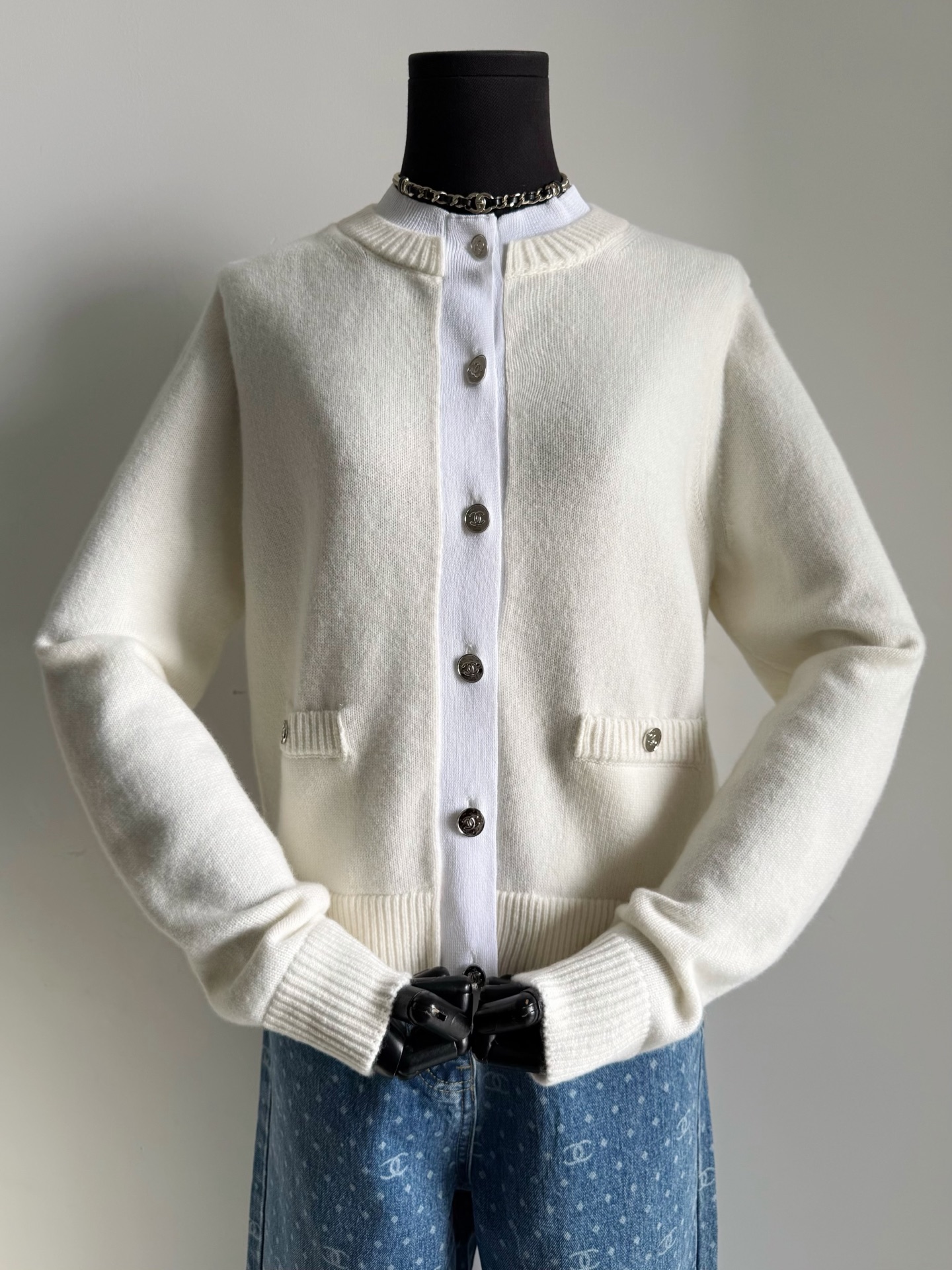 NO:762097,Beige splicing with white·detailed real photos. I can't resist the milky macaron color. The texture and thickness of the custom-dyed wool are the same~~ The fake two-piece splicing design is fashionable and elegant. It can be matched with any Chanjia jeans. 26P Although there are many people who complain, most vics have paid for this cardigan. It satisfies both good looks and practical wearability,,chanel,jeans,19860909米色拼接白色·细节实拍图 无法拒绝奶呼呼的马卡龙配色 包缸定染的毛料 手感和厚度都一致 ~~ 假两件拼接设计时髦又优雅 可以搭配任意香家牛仔裤都出挑 26P虽然吐槽的人很多 但这件开衫大部分vic都买单了. 既满足高颜值又有实穿性,,chanel,jeans,,Women's clothing