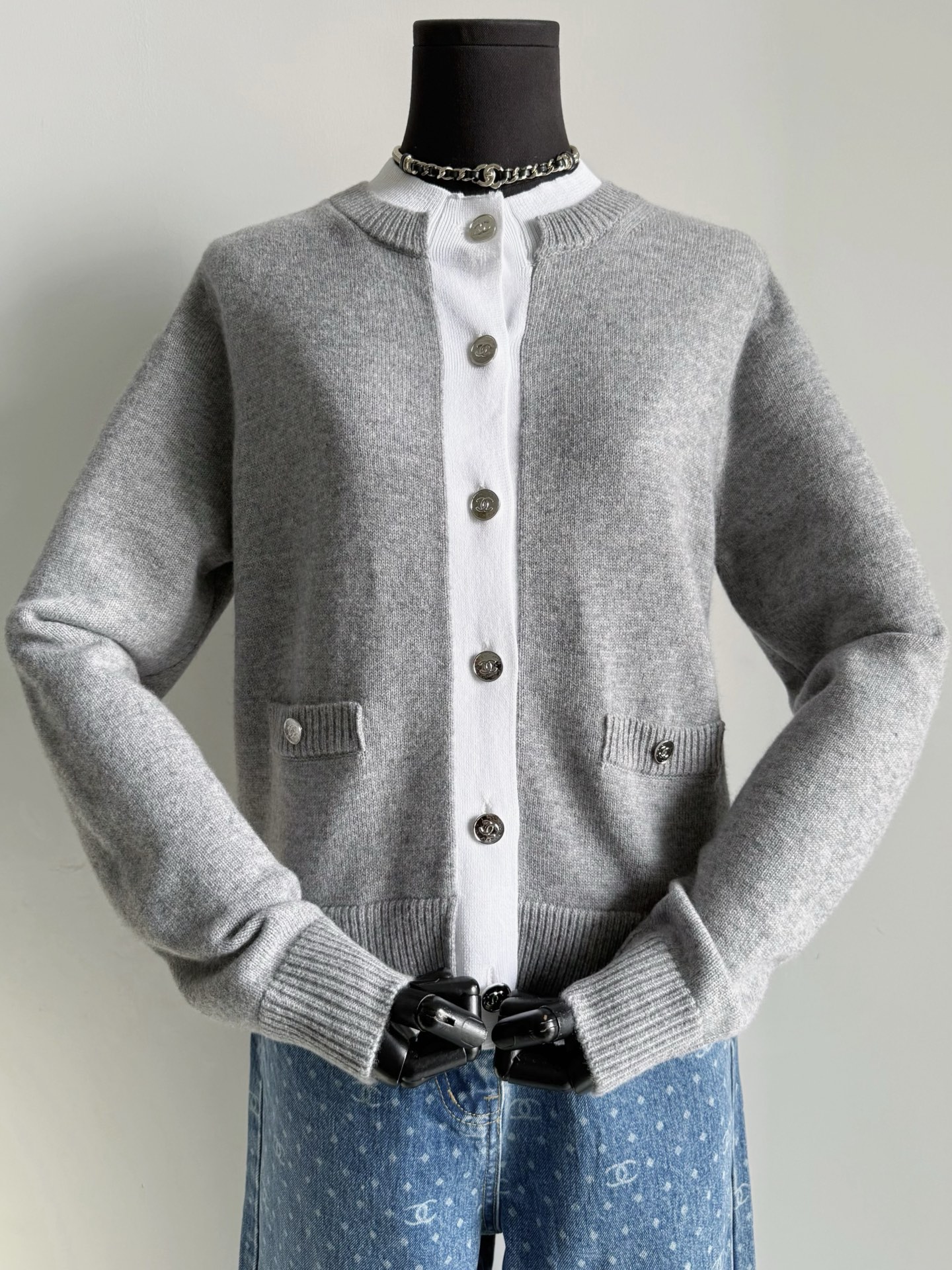 NO:762088,A series of 26P urged by old customers to update. Although there are many cabinet flaws, most of the vics have bought this cardigan ~~ One can get the fake two-piece layering element. The gray/light yellow cashmere wool is dyed in a vat. A variety of photometric color matching treatments, basically no color difference. Including the feel and thickness, splicing placket and hem, they all demonstrate my solid skills. The matching hardware and upper body effects can meet your dressing needs for various occasions in the spring. If you want it, just get the top version.  Even if you wear matching shirts, you will definitely win,19860909被老顾客们催更的一系列26P 虽然柜子槽点很多 但这件开衫大部分vic都买了 ~~ 一件搞定假两件叠穿元素 包缸定染的灰色/淡黄色羊绒毛料 多种光测对色处理,基本无色差 包括手感和厚度,拼接门襟和下摆 都彰显了我家扎实的功底 对版五金和上身效果 满足你们开春的各个场合穿搭需求. 要收就收顶级版本 即使是撞衫也是你稳赢,,,Women's clothing