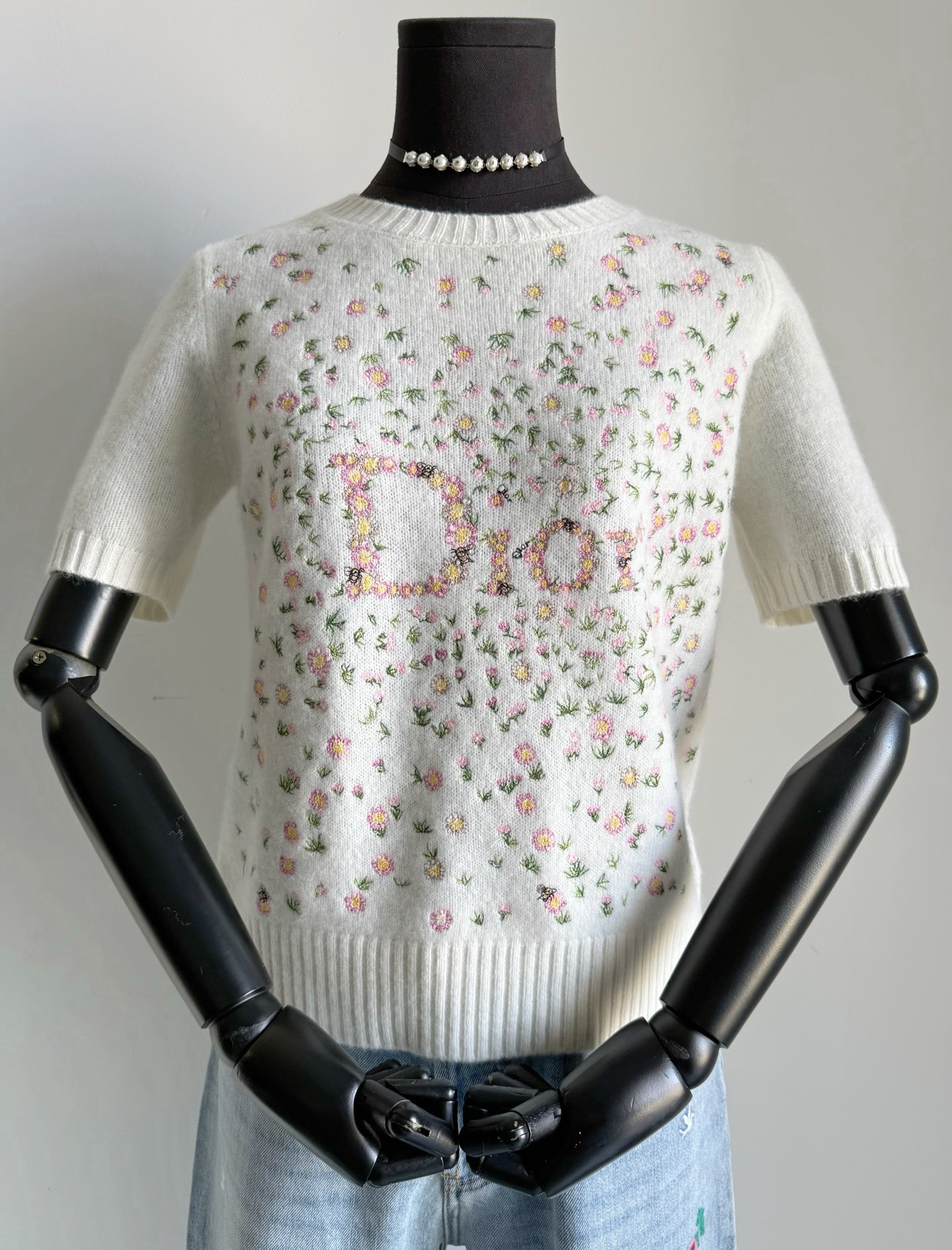 NO:762118,The dr Thousand Needle Embroidery Series that I buy every year is the kind that can be worn casually and gives people a sense of elegance and luxury ~~ Update this cashmere knitted short-sleeve. Needless to say, the custom-made wool is not readily available, so it takes a long time. Each color of embroidery thread needs to be matched, including the order, size and tone of flowers and flowers. It consumes a lot of labor costs. The inside of the embroidery is very delicate. You can rest assured that our top quality will not pierce the flesh. T-shirt,19860909每一年都要入的dr万针刺绣系列 就是那种随便穿穿 都给人雍容华贵的感觉 ~~ 更新这款羊绒针织短袖 无需多言的订做毛料 没有现成的,所以时间也比较长 每一种绣线的颜色都需要对色 包括花卉和花朵的排序、大小、色调 都消耗了不少的人工合成本 刺绣内里处理得非常细腻 可以放心,我家顶级品质不会扎肉,,T-shirt,,Women's clothing