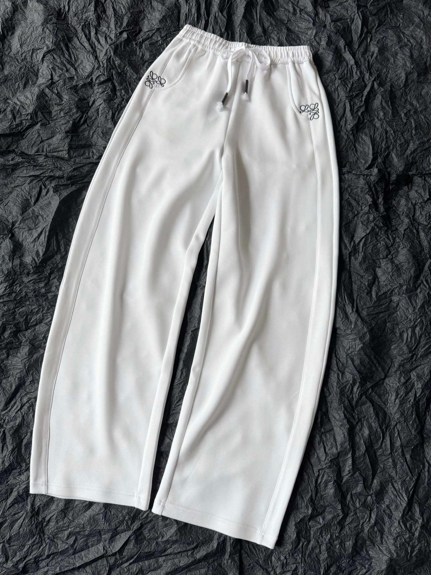 NO:762110,The casual sweatpants that I have been waiting for half a month to update are really not enough, and I finally have them in stock to share with you~~ A must-have item for everyone, whether it is shopping/sports/traveling, these casual pants are a must-have item~ The soft cotton blended nylon fabric is a large product that feels smooth, skin-friendly and comfortable. The drape is even more visible to the naked eye. The imported machine embroidered small logo on the side is embellished. There is no unnecessary design. The elastic elastic waist and wide-leg pants can be used in any shape.  A piece that is easy to take care of and does not bother the upper body at all,19860909憋了半个月才更新的休闲卫裤 实在是不够发 终于有了现货跟你们分享 ~~ 人手必备的单品 不论是逛街/运动/旅游出行 这种休闲裤都是刚需款~ 柔软棉混纺尼龙面料 大货手感顺滑,亲肤舒适 垂坠感更是肉眼可见 侧面进口机器刺绣小logo点缀 无一点多余的设计 松紧弹力腰加阔腿裤型任意驾驭 好打理又完全不挑上半身的单品,,,Women's clothing