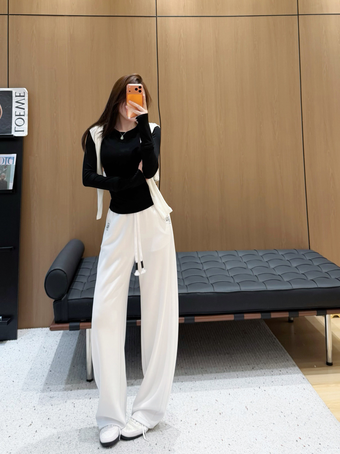 NO:762113,There is no need to say anything about the good shape of the pants. You can’t go wrong with blind collection.19860909好裤型无需多言 盲收不出错,,,Women's clothing