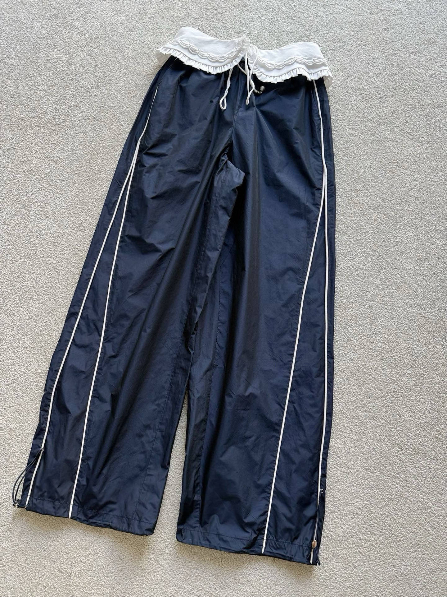 NO:808183,Even the athleisure style can be so high-end. This pair of Lefam athleisure pants is eye-catching!! Customized dark blue nylon fabric is windproof and breathable. Elastic waist + trouser drawstrings can be contracted. The side lines modify the leg shape, making it more neat. The detachable white lace belt is completely ok with other trousers. It is recommended to wear it with the jackets of the same series, jackets & coats,19860909连运动休闲风都可以如此高级 Lefam这一条运动休闲裤让人眼前一亮 !! 定制深藏蓝尼龙面料防风透气 松紧腰+裤脚抽绳可收缩 侧面线条修饰腿型,更显利落 可拆卸的白色蕾丝小花边腰带 搭配别的裤子也完全ok 推荐和同系列外套一起收,,jackets & coats,,Women's clothing