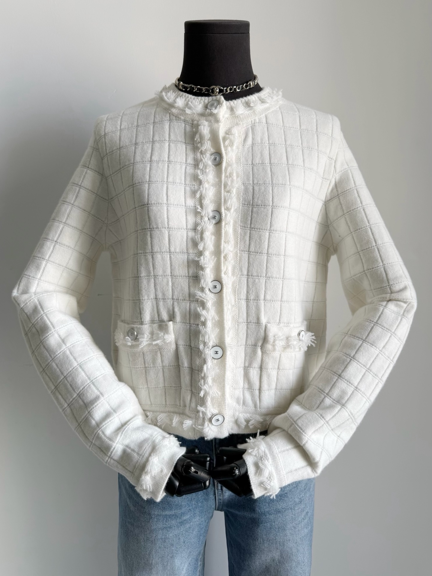 NO:762616,Cream white, detailed real-life photos. It looks simple but is actually very heavy, including the weaving of the checkerboard texture, which is not comparable to that of small factories in the market. The processing of the cashmere wool that is dyed in a vat is very surprising. You can feel its soft and waxy texture when you get it. The tassels that are completed with artificial assistance throughout the process and the beautiful hardware buckles with tonal colors are all our confidence ~~,,19860909奶油白·细节实拍图 看似简约实则非常重包括棋盘纹理的织造 都不是市面小厂可以媲美的. 包缸定染的羊绒毛料处理非常惊喜 到手即可感受到它的软糯糯 全程人工辅助完成的流苏 以及绝美的用色调五金扣 都是我们的底气 ~~,,,Women's clothing