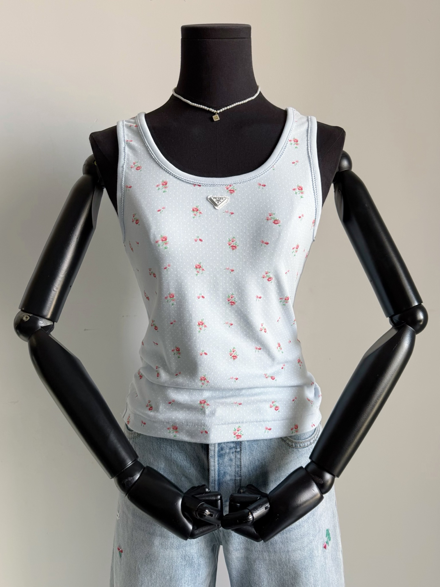 NO:762613,It feels like the personal wear of major female celebrities. Prad’s classic vest is back with a new style. It’s the summer in Southern France again and again. It’s made of threaded fabric with just the right blue tone. It’s pure cotton, skin-friendly, delicate and elastic. The wide-shouldered version doesn’t show off the flesh of the arms. A vest suitable for both fat and thin people. I really like the details of the patch with the small triangle logo. It’s more girlish than the previous design. It includes small floral and polka dot embellishments.  Hanging it in the closet, I can’t help but look at it twice,,prada,19860909感觉是各大女明星会留的私服 prad经典款背心再出新款 反复来到了南法的夏天 ~~ 包缸定染恰到好处的蓝色调螺纹面料 纯棉质,亲肤细腻富有弹力 宽肩版型不显手臂的肉肉 胖瘦皆宜的小背心 ~~ 很钟意小三角标的贴布细节 比以往的设计都更少女 包括小碎花和波点的点缀 挂在衣橱都忍不住多看两眼,,prada,,Women's clothing