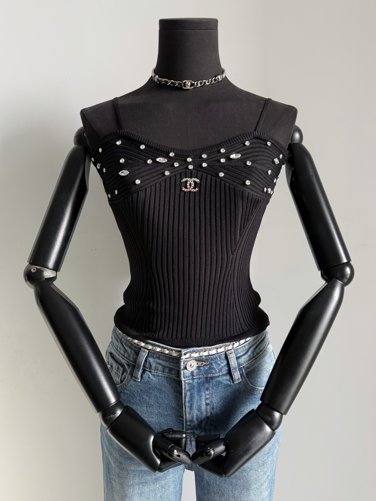 NO:790568,Black·detailed real-shot pictures. You can see the exquisiteness and elegance through the screen. The whole piece is hand-beaded. It is time-consuming and labor-intensive, but it is also incredibly beautiful~~,,19860909黑色·细节实拍图 隔着屏幕也看得到精致优雅 整件都是纯手工钉珠 耗时耗力,但也美得不像话~~,,,Women's clothing