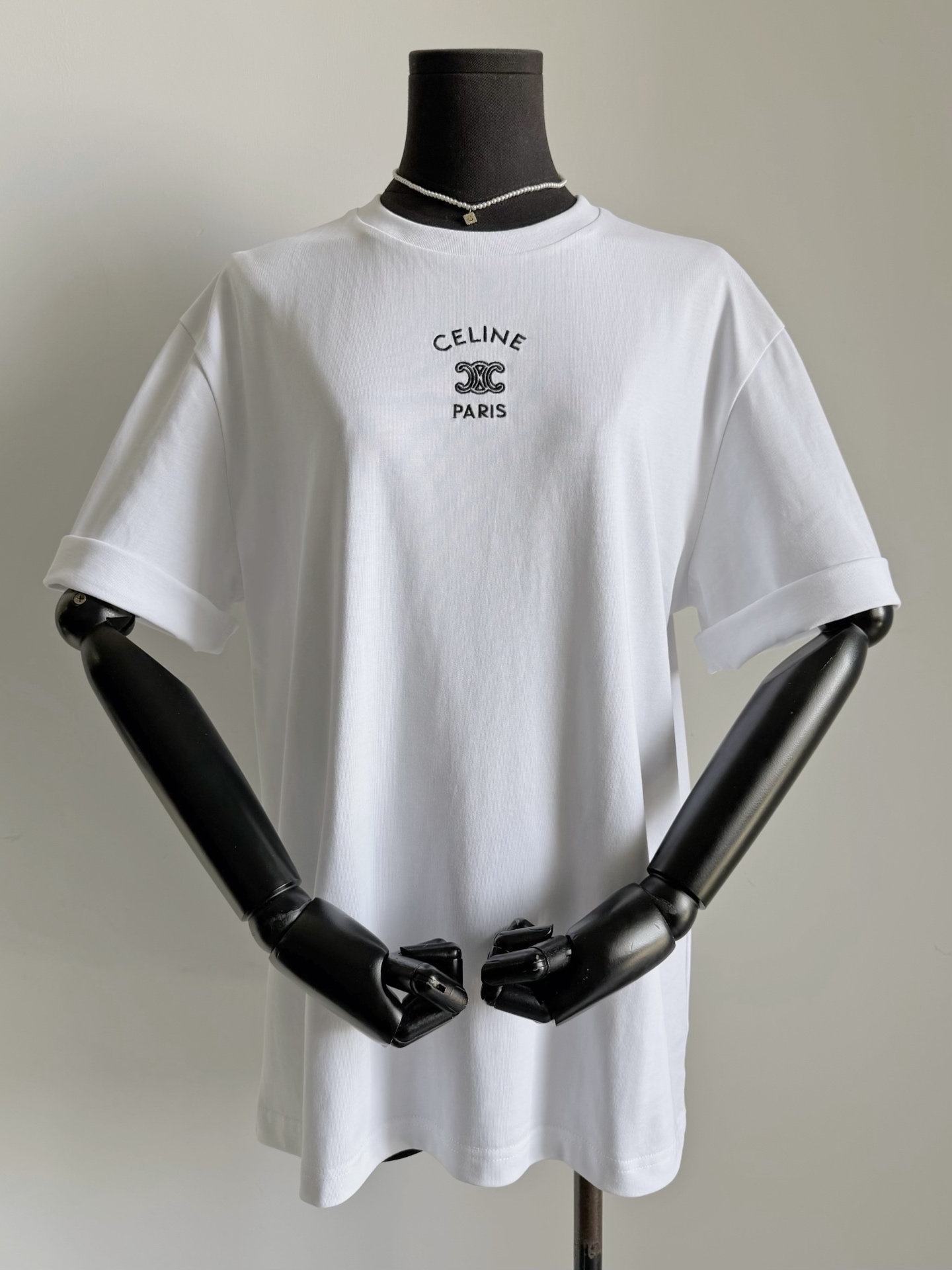NO:790574,It’s been a long time since I met someone I like so much. This year, I like small logos. It’s low-key, easy to wear, and easy to take care of. Customized high-weight pure cotton fabric. Plain combed cotton has a good texture. It’s comfortable and breathable, and can be machine washed. The exquisite and compact Arc de Triomphe logo falls in love with you at first sight. In fact, the smaller the size, the more attention is paid to the craftsmanship details. Choose pure white/floral gray, and the loose off-shoulder version can be shared with your family.19860909好久不遇到如此喜欢的ce 今年都钟意小logo 日常低调好穿,又方便打理 定制高克重纯棉面料 平纹精梳棉看得到的好质感 舒适透气,可以接受机洗 精致小巧的凯旋门logo一眼爱上 其实越小,越考究工艺细节 甄选正白色/花灰色 宽松落肩版型和家属一起共享吧,,,Women's clothing