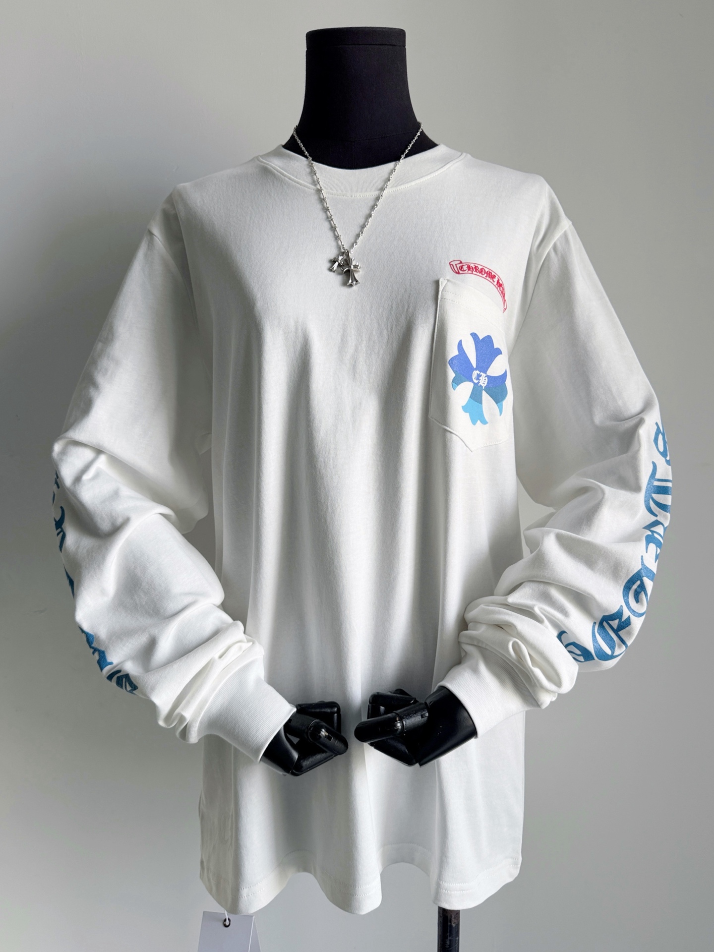 NO:791234,Continue to release my new production line. Top quality CH Chrome heart full range of high-end quality. Another must-have cross-flower long-sleeved tee ~~ Look for the high-weight plain cotton used in my family. The texture is clear and durable. It is also very convenient for daily care. The imported machine front and rear three-dimensional printing and foam printing are combined. The eye-catching blue cross flower perfectly matches the spring and summer atmosphere ~~ Exquisite handbags are delivered, you can give them away or keep them for yourself, chrome hearts,19860909继续发布我家全新生产线 顶级品质ch克罗心全系列高端品质 又一件必入的十字花长袖tee ~~ 认准我家采用的高克重平纹棉 纹路清晰,经久耐穿 日常打理起来也很方便 进口机器前后立体印花与发泡印花结合 让人眼前一亮的蓝色十字花 和春夏氛围完美契合 ~~ 配送精致手提袋,送人or自留皆可,,chrome hearts,,Women's clothing