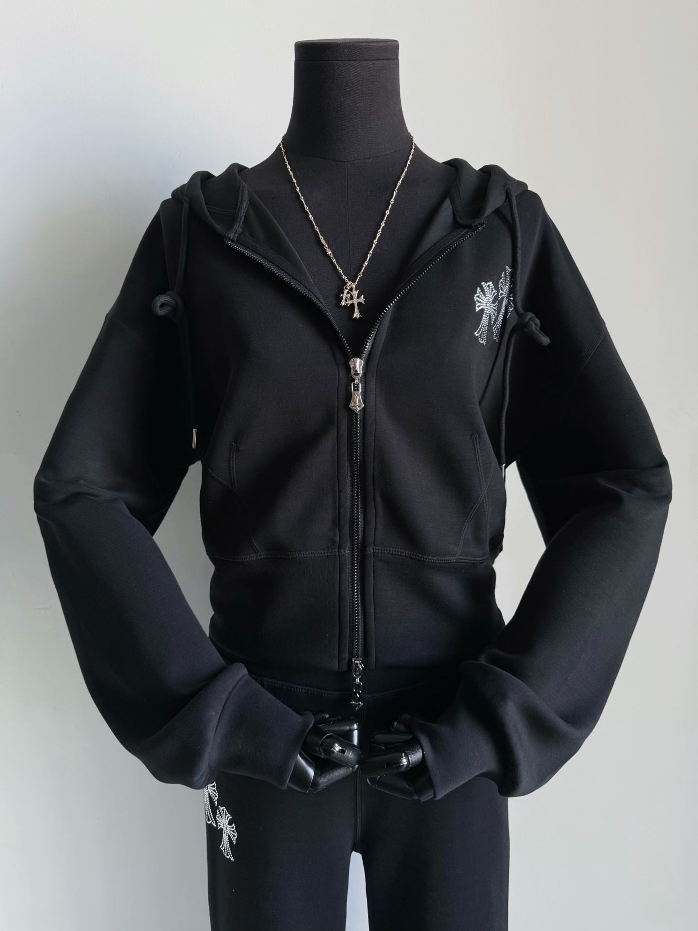 NO:791761,Black·Detailed real photos. Daily walking/shopping/exercise travel. This set is really recommended!! If you want to look thin, blindly choose black. You can lose more than 5 pounds in seconds without losing weight.19860909黑色·细节实拍图 日常遛弯儿/逛街/运动出行 这一整套真的太推荐了 !! 想要显瘦的盲选黑色 不用减肥也秒瘦5斤以上,,,Women's clothing
