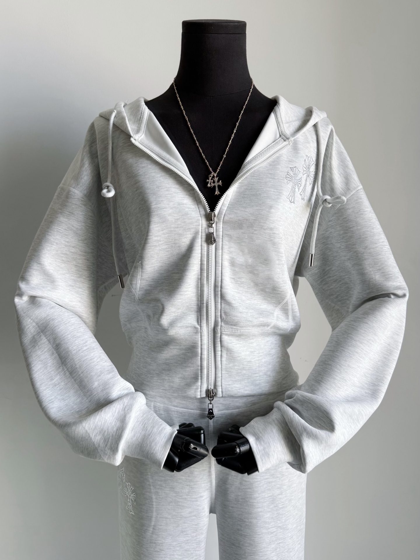NO:791757,This month’s must-have casual suit is a hooded short sweatshirt + bootcut casual sweatpants. Every time I buy it, I am full of praise for the style!! Customized space cotton with moderate thickness, silky and skin-friendly, can be worn up to about 25 degrees. They are sold as a set but there is no pressure to wear them separately. The high-temperature diamond cross pattern embellishment is just right and not exaggerated ~~ The overall style and fabric are really not to be missed. Be smart and take advantage of the first batch of good products, hoodie, sweatshirts, hats,19860909本月必入的休闲套装 连帽短款卫衣+微喇休闲卫裤 入手过都是赞不绝口的款式 !! 定制厚度适中的太空棉 丝滑亲肤,可以穿到25度左右 一套出售但是分开搭也无压力 高温烫钻十字花点缀 恰到好处一点也不夸张 ~~ 整体的版型和面料真心不可错过 聪明的趁首批好货来收,,hoodie,sweatshirts,hats,,Women's clothing