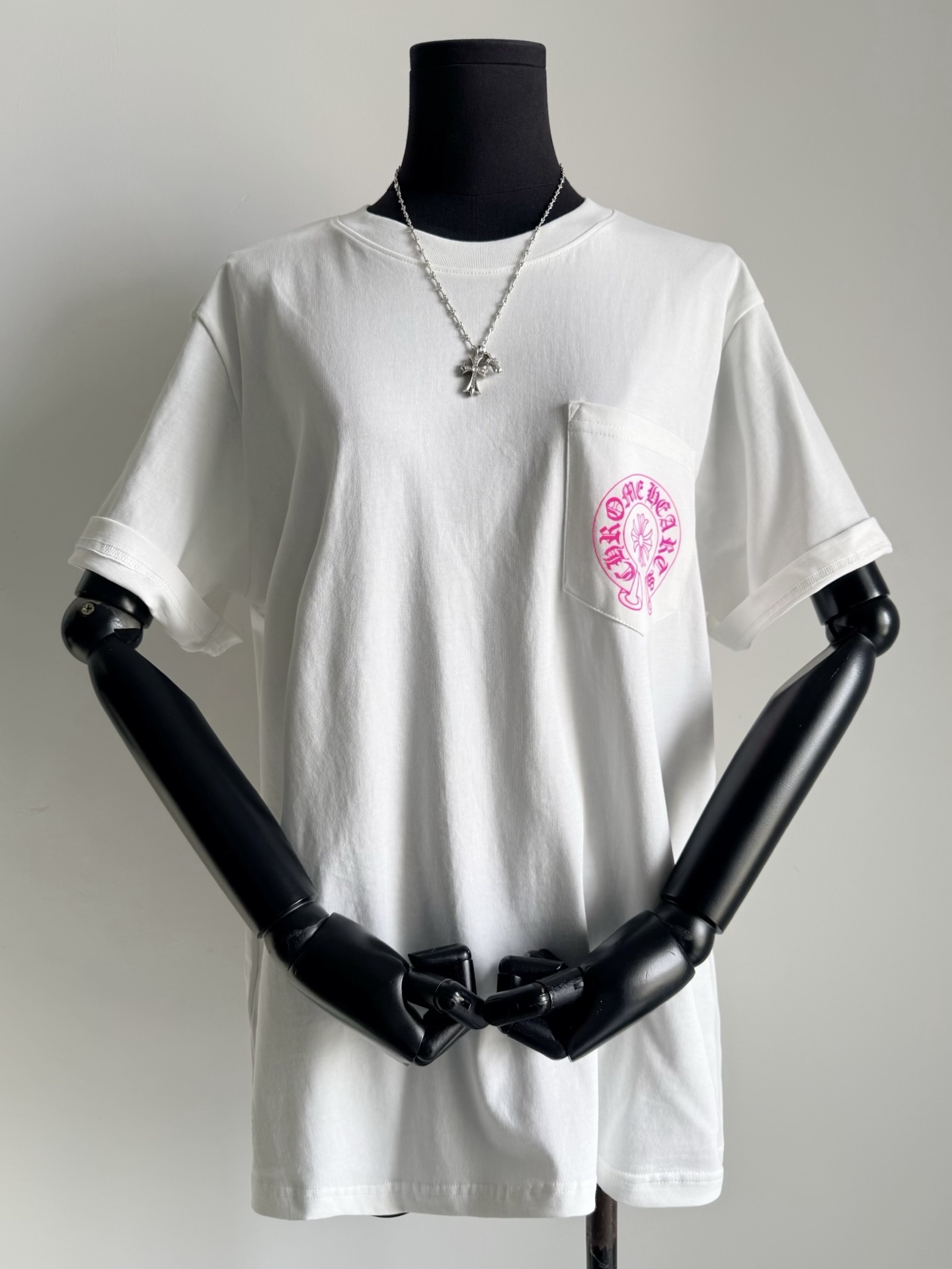 NO:791753,Even if you have already bought this tee, I recommend you to buy another one. This year’s newly upgraded CH Chrome Hearts production line ~ Adhere to the use of high-weight plain cotton, which is durable. It is the kind of cotton that is not easy to deform and lose shape. The collar/cuffs/hem/shoulder line, etc. are all made of strong and durable double stitching. The matching pink three-dimensional flocking print and the hem are pure white foam prints. The small details are compared one by one without any difference,, chrome hearts,19860909即使你已经入手过这件tee 也推荐再入一件我家版本 今年全新升级的ch克罗心生产线 ~ 坚持采用高克重平纹棉,经久耐穿 是那种不易变形不易走样的棉 领口/袖口/下摆/肩线部分等 都采用牢固耐用的双车线. 对版粉色立体植绒印花 下摆是纯白色发泡印花 小细节都逐一对照无差别,,chrome hearts,,Women's clothing