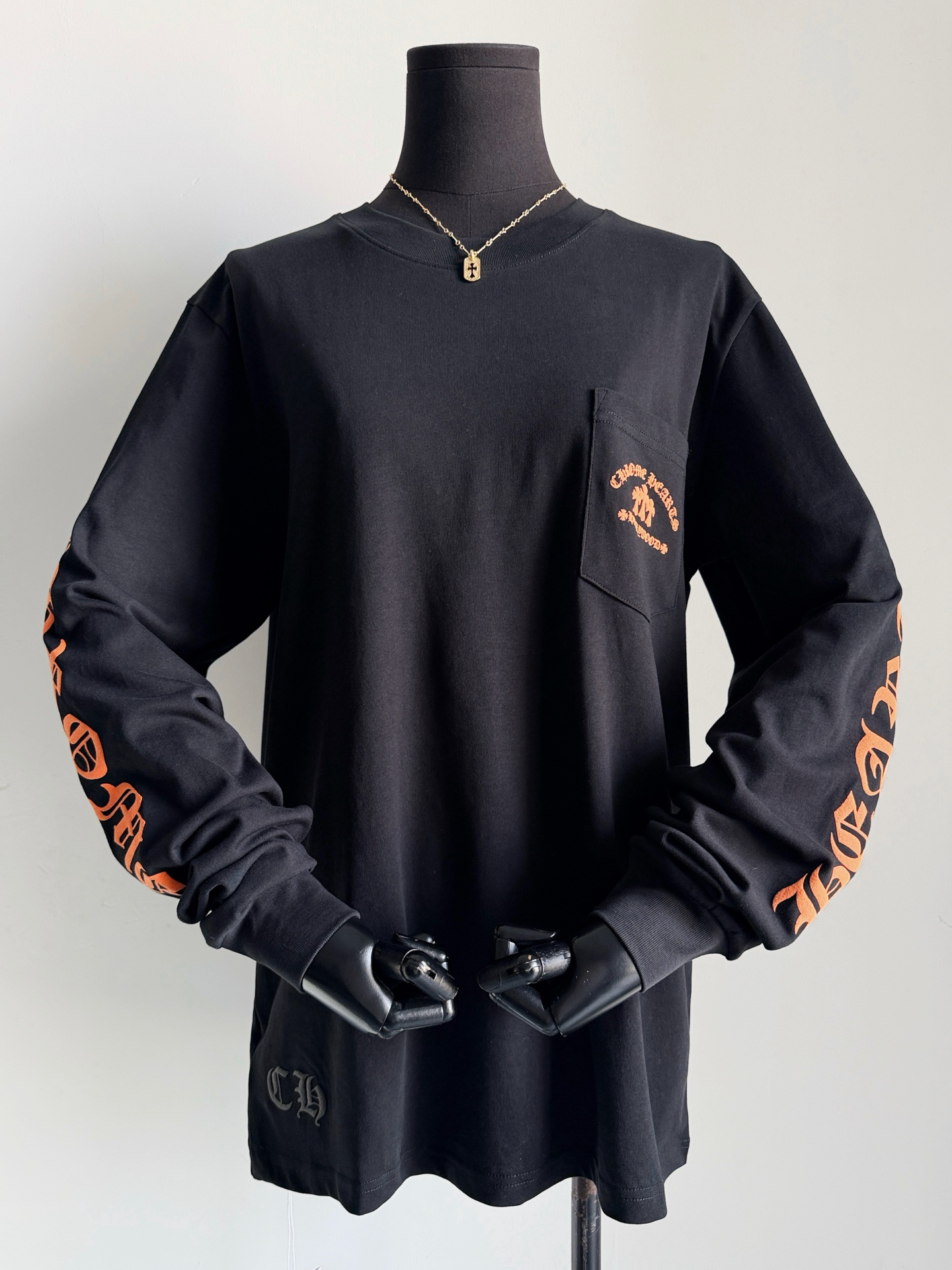 NO:791749,Black·detailed real-shot pictures. I don’t need to say more about how classic it is~~ The classic black + orange color combination is particularly suitable for the atmosphere of spring, summer and autumn. Look for the foam printing in the color of my home. You can touch it with your hands to feel the obvious concave and convex feeling.19860909黑色·细节实拍图 有多经典自然不需要我多说了 ~~ 经典黑+橘配色 特别符合春夏秋氛围感 认准我家对版色调发泡印花 用手触摸明显的凹凸感,,,Women's clothing