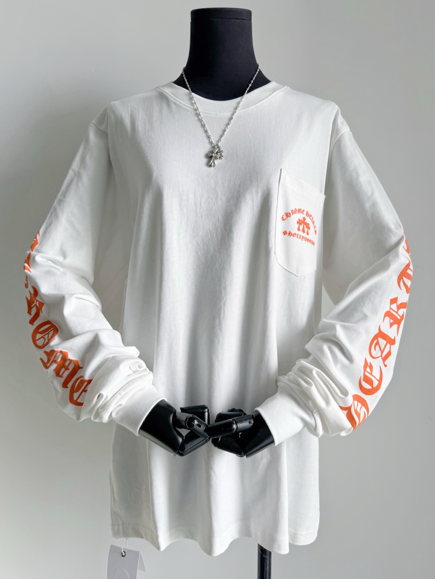 NO:791744,This year’s new flagship production line is top quality, with top-notch fabrics and details. A collectable CH Chrome heart item ~~ The classic model needs no introduction. I recommend those who have already bought it to buy my version. Customized high-weight plain cotton, durable and very convenient for daily care. Imported machine color matching, three-dimensional printing. Clear patterns on the front and rear sides, neat and clean. The loose version is suitable for both men and women. It is high-grade whether you keep it for yourself or give it away., chrome hearts,19860909今年全新主打生产线 顶级品质·面料到细节都天花板 值得收藏的ch克罗心单品 ~~ 经典款无需我多介绍 推荐已经买过的再入手一件我家版本 定制高克重平纹棉,经久耐穿 日常打理起来也非常方便 进口机器对版调色,立体印花 前后两侧图案清晰,利落干净 宽松版型男女皆宜 不论自留还是送人都上档次,,chrome hearts,,Women's clothing