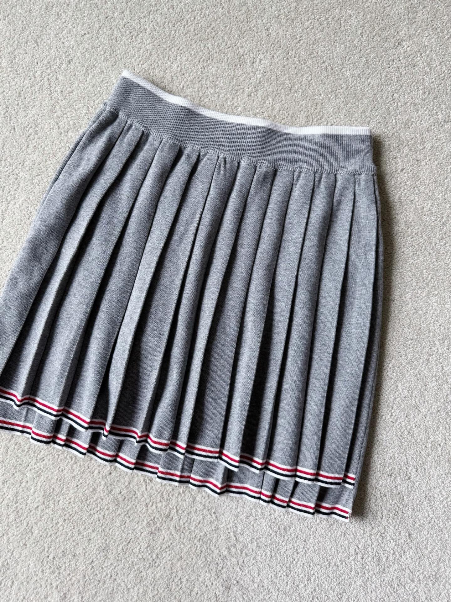 NO:791732,TB continues to enrich its categories, allowing you to experience one-stop selection and buy the best quality in one step ~~ The knitted pleated skirt has its own age-reducing effect. You are not afraid to look at the details with a magnifying glass. The pure cotton wool that customers supply is tightly woven. You can see the fineness of each layer of pleats, including the drape that you can get. It is really not the pleated skirt that you have seen in the market before. Classic contrast stripe hemming + short front and long back design. I really can't find a reason to reject it.  ~~,,skirts,19860909TB不断丰富品类中 让你们体验一站式选齐 一步到位买到zui佳品质 ~~ 自带减龄效果的针织百褶裙 不惧怕用放大镜看的细节. 客供一致的纯棉毛料紧密织造 看得到每一层百褶的精细 包括拿到手的垂坠感,沉甸甸 真不是以往在市场上见到的百褶裙 经典撞色条纹包边+前短后长设计 我真心找不到一个拒绝它的理由 ~~,,skirts,,Women's clothing