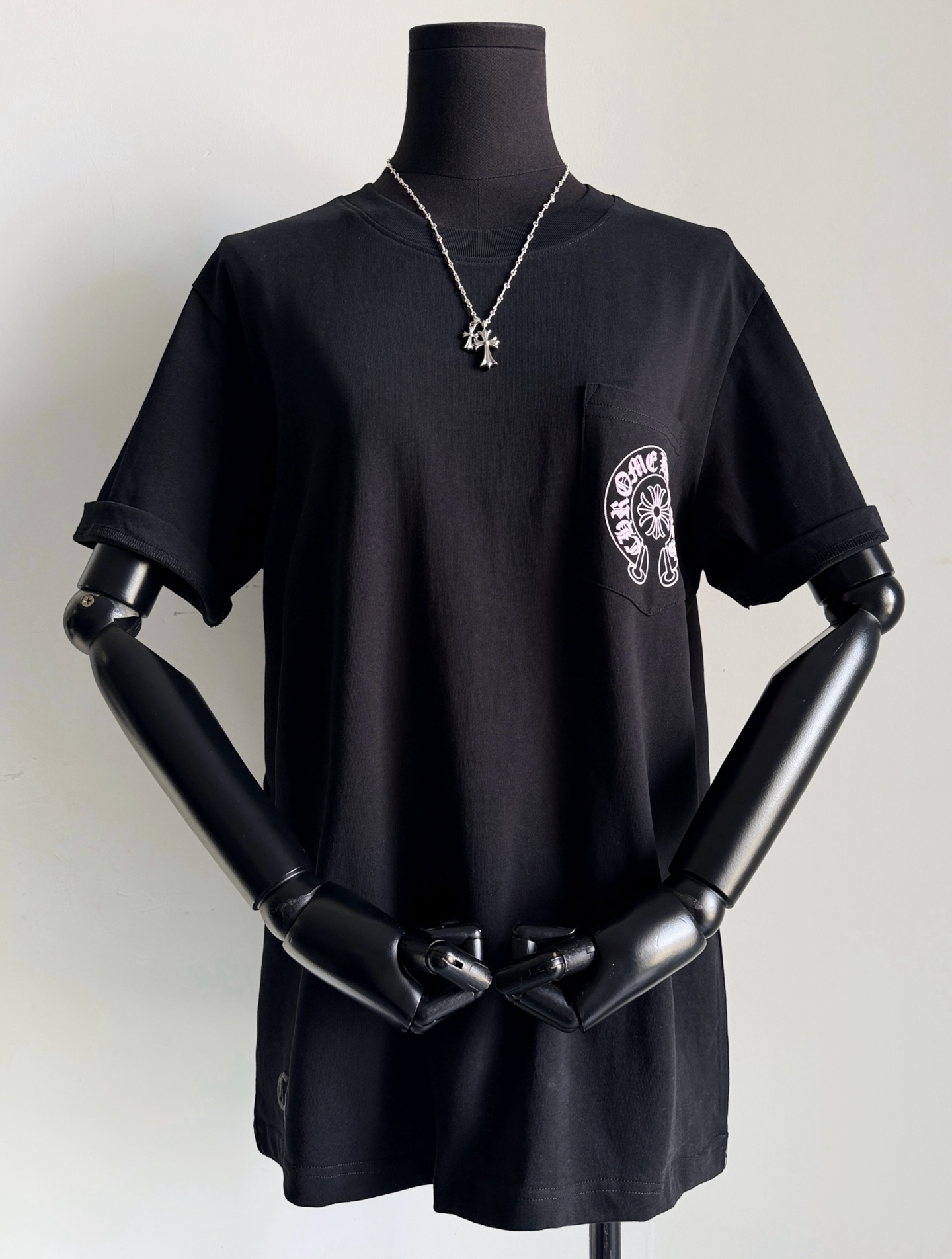 NO:792213,Even if you have already bought this tee, I recommend you to buy another one. This year’s newly upgraded CH Chrome Hearts production line ~ Adhere to the use of high-weight plain cotton, which is durable. It is the kind of cotton that is not easy to deform and lose shape. The neckline/cuffs/hem/shoulder line, etc. are all made of strong and durable double stitching. The pink three-dimensional foam printing is different from the white flocking printing. The small details are compared one by one and there is no difference, chrome hearts,19860909即使你已经入手过这件tee 也推荐再入一件我家版本 今年全新升级的ch克罗心生产线 ~ 坚持采用高克重平纹棉,经久耐穿 是那种不易变形不易走样的棉 领口/袖口/下摆/肩线部分等 都采用牢固耐用的双车线. 对版粉色立体发泡印花 注意和白色的植绒印花不同 小细节都逐一对照无差别,,chrome hearts,,Women's clothing