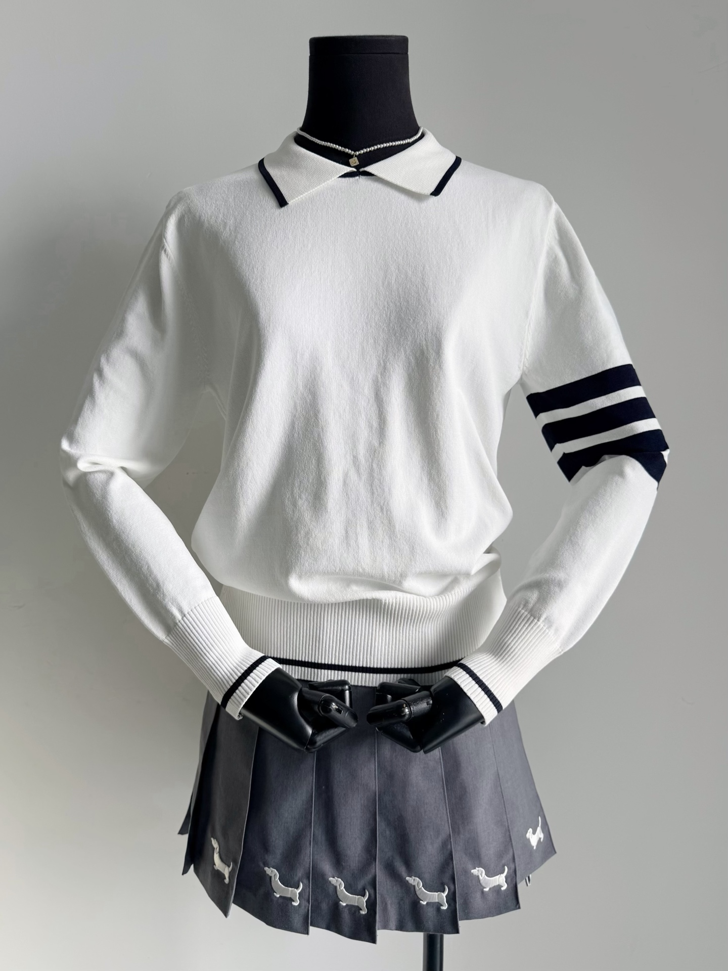 NO:793315,Many old customers have been urging this piece to be updated. Small details have been adjusted many times, and finally it has been shipped with perfect ZP effect ~ The full range of four stripes, knitted long sleeves + vests + skirts, are available in the same series. The soft wool material is carefully selected and finely processed to achieve the best skin-friendliness and breathability ~~ The elasticity and resilience are easy to control at will. The classic four stripes + lapel Polo design is suitable for daily golf/tennis/walking on the street. It is a sweater that does not choose any occasion.  TB has a collection of classic elements that can be used in your wardrobe for three to five years without going out of style, skirts, sweaters,19860909很多老顾客都在催更这件 小细节调整了很多次 终于完美达到zp效果出货 ~ 四条杠全系列 针织长袖+背心+半裙同系列都出了. 精心挑选柔软羊毛毛料细腻处理 达到zui佳亲肤度和透气性 ~~ 弹力和回弹性都很好随意驾驭 经典四条杠+翻领Polo设计 日常高尔夫/网球/出街遛弯都适合 完全不挑场合的一件毛衣 TB经典元素集齐 衣橱随便躺个三五年不过时,,skirts,sweaters,,Women's clothing