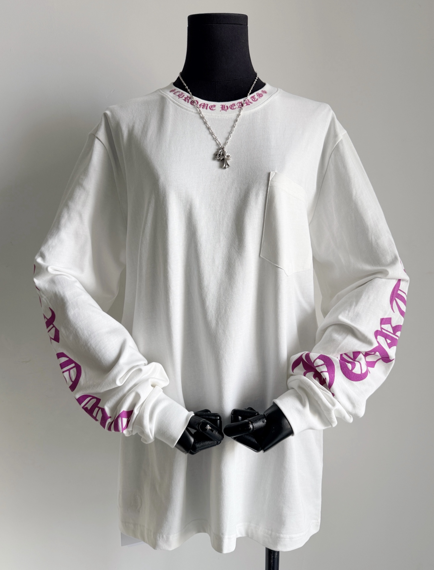 NO:793303,Collect it as soon as you see it ~~ The top yb quality long-sleeved tee is worth buying. The whole series of my home is made of high-weight plain cotton. It is very different from ordinary cotton on the market!! It is durable and not easy to deform, and it is easy to take care of. Different colors have different deep purple flocking logo printing. In fact, the craftsmanship is different in different colors. You can see the cleanness of our printing and the three-dimensional feel of the touch. It is low-key luxury and detailed, and comes with a handbag.19860909遇见就赶快收了吧 ~~ 顶级yb品质值得买一囤一的长袖tee 全系列我家都采用高克重平纹棉 和市面普通棉天壤之别 !! 经久耐穿不易变形,也好打理 对版深紫调植绒logo印花 不同的颜色其实工艺都是不一样的 看得到我们印花的干净利落 以及触摸的l立体手感 低调奢侈又细节,配送手提袋喔,,,Women's clothing