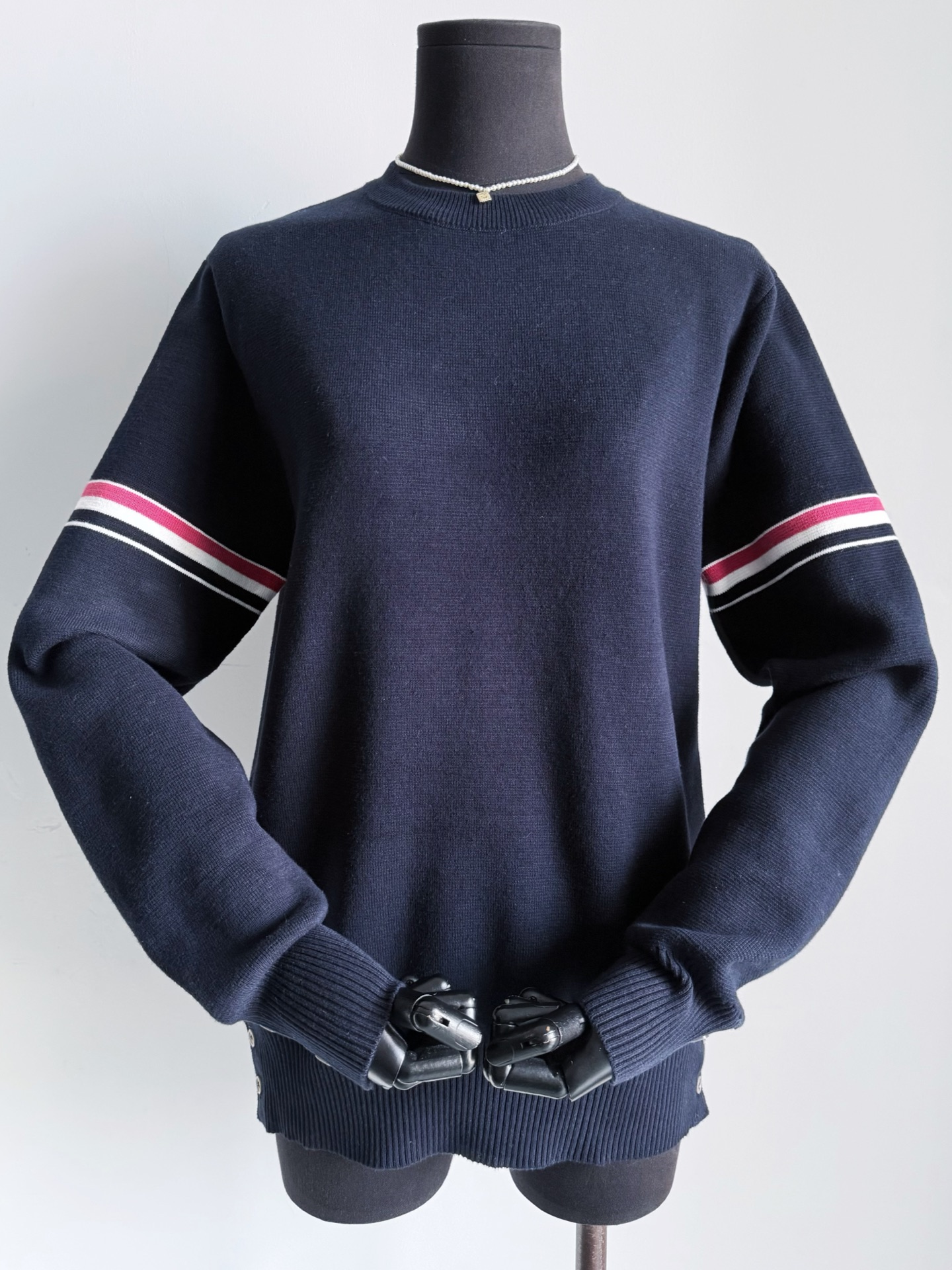 NO:793298,Deep navy blue·Detailed real shots Zuizui’s classic three-stripe design on sleeves is also one of TB’s signature styles. Of course, the quality of our products is absolutely worthy of you buying another one.,,19860909深藏蓝·细节实拍图 zuizui经典的袖子三条杠设计 也是TB家标识性款式之一 当然我家的品质 是jue对值得你再入手一件的.,,,Women's clothing