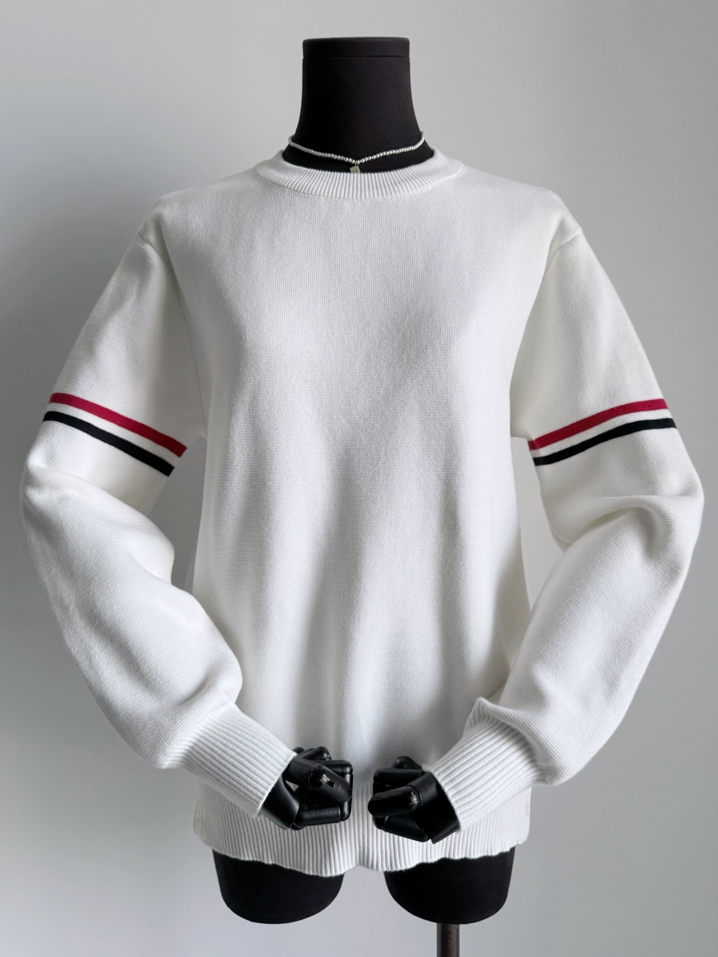 NO:793293,Create a classic long-termism. This timeless classic TB can't be rejected!! This sweater can meet the needs of daily outings, commuting to work, and vacation travel. Custom-woven imported cotton, tightly woven, has a solid feel and will not collapse at all. Many versions of the machine on the market are too weak and are very soft. The classic 3-bar jacquard on the sleeves can identify TB's high-end players at a glance, and it is also a completely optional item that can be shared with family members.19860909打造经典长期主义 TB这件经万年经典款无法拒绝 !! 日常外出/通勤上班/度假旅行 这件针织衫都能满足穿搭需求 定织进口棉料,紧密织造 手感扎实一点也不会软塌 市面不少版本机器太差都很软塌. 袖子经典的3条杠提花 一眼识别TB高阶玩家身份 也是完全不挑搭配 可以和家属一起共享的单品,,,Women's clothing
