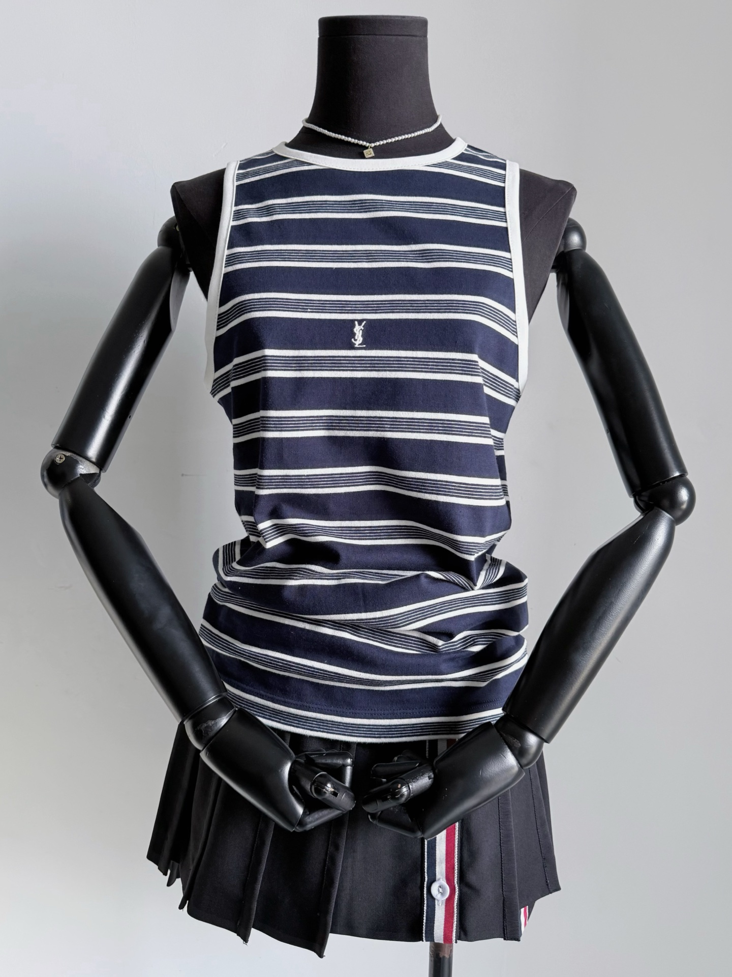 NO:793289,It’s been a long time since I met an slp I like so much. I really look ordinary, and the upper body is amazing. I really don’t get it without the upper body. The fit is really important!! Customized pure cotton stretch striped fabric, just the right navy blue color. It looks white and classy, ​​but also distinguishes other stripes. A small embroidery embellishment is low-key and luxurious. It is a basic style that can be worn alone in summer, and can be worn as an inner layer in spring and autumn, loro piana,19860909已经很久没碰到这么喜欢的slp 真心看起来一般,上身绝了 没有上身真心没有get到 版型是真的很重要 !! 定制的纯棉弹力条纹面料 恰到好处的海军蓝配色 显白显高级的同时,区别其他条纹 一个小小的刺绣点缀低调奢侈 基础款夏天单穿,春秋内搭皆可,,loro piana,,Women's clothing