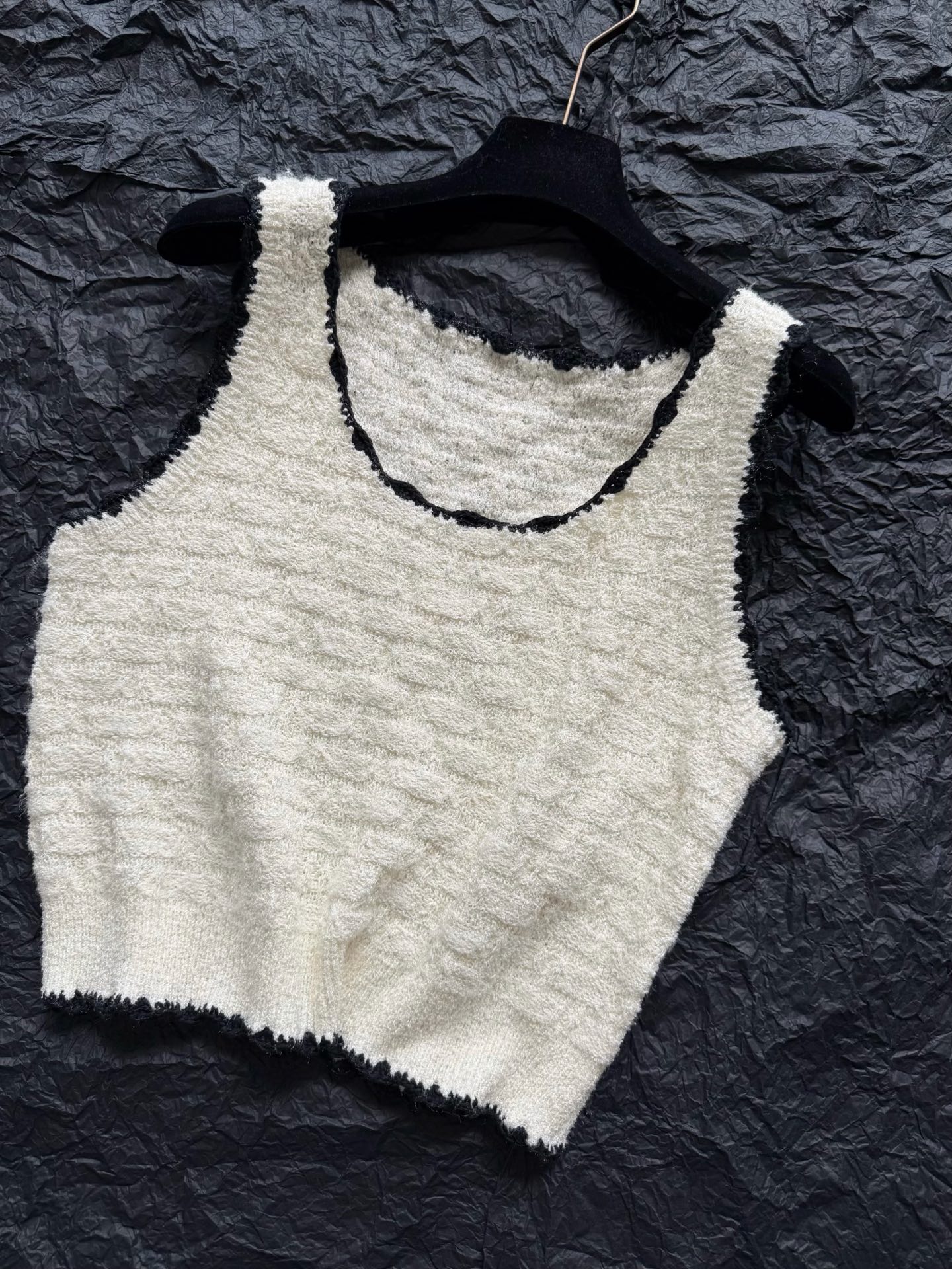 NO:793801,Not many people buy yb in both colors. We restore it one by one according to the details ~~ 26P Basically, vic has this little vest. It looks simple, but in fact it is very heavy and the cost is more expensive than ordinary knitted cardigans!! Customized yb consistent silk cotton wool. The layers are rich and the weaving method is very exquisite. You can see the difference in thickness and tightness. The skin-friendliness and elasticity are full. The small lace hemming is completed with manual assistance, including the embroidered small chapter on the back.  Every detail can stand the test, real silk,19860909两个颜色都买入yb的不多 我们谨遵细节逐一还原 ~~ 26P基本上vic都有入这款小背心 看似简约实则非常重成本比普通的针织开衫都贵 !! 定制yb一致真丝棉毛料 层次丰富织法非常考究 可以看得到粗细有别,松紧有秩 亲肤度和弹力都拉满 全程人工辅助完成小花边包边 包括后副的刺绣小章仔 每一个细节都经得起考验,,real silk,,Women's clothing