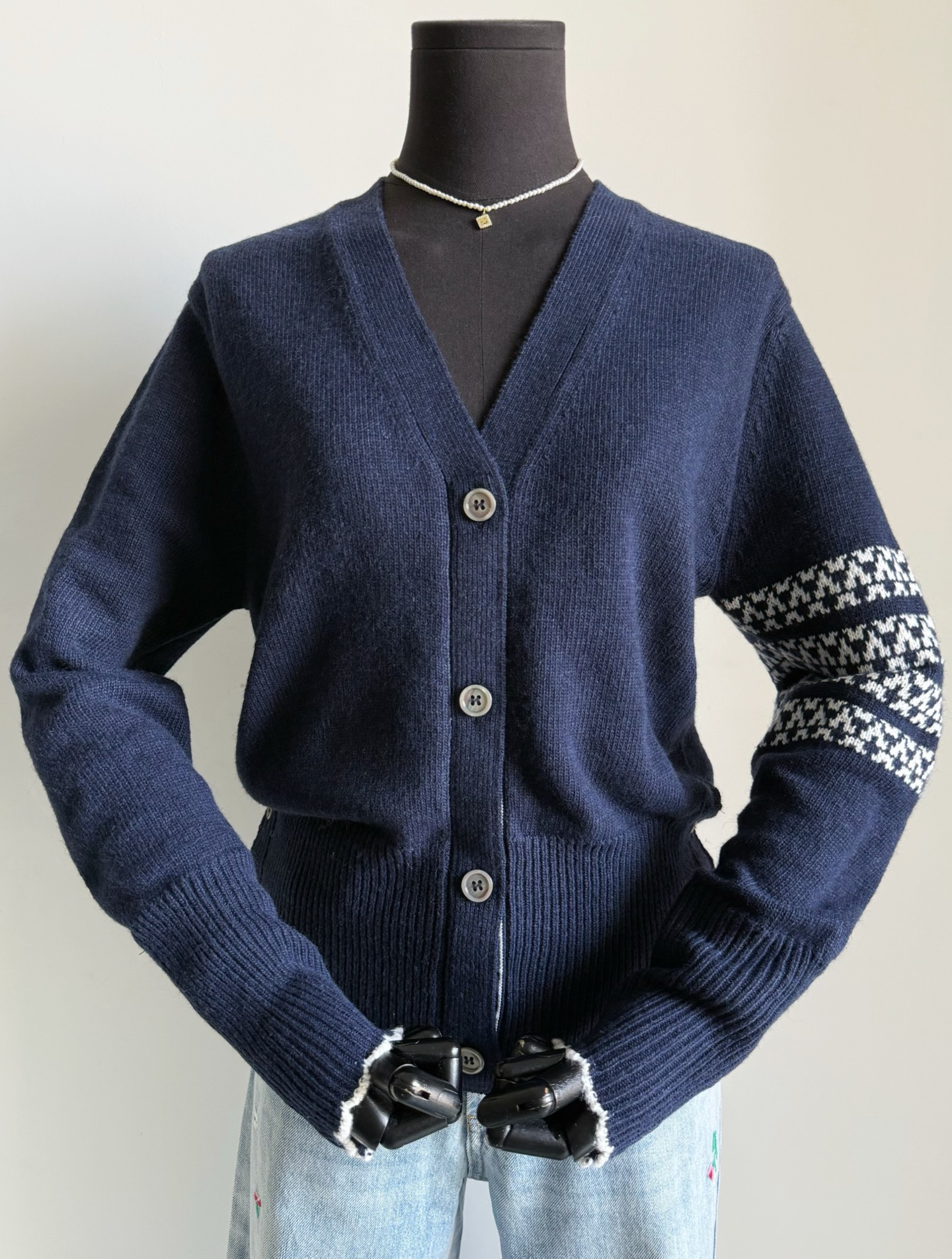 NO:793782,Dark blue·Detailed real photos. To be honest, the dachshund series has quite an atmosphere. Whoever wears it will look better. My dark blue wool is made of snowflake jacquard. The whole piece shows quality and fashion.19860909深藏蓝·细节实拍图 说实话腊肠狗系列 颇有氛围感谁穿谁好看 我家深藏蓝毛料,加雪花提花 整件都彰显着品质与时髦,,,Women's clothing
