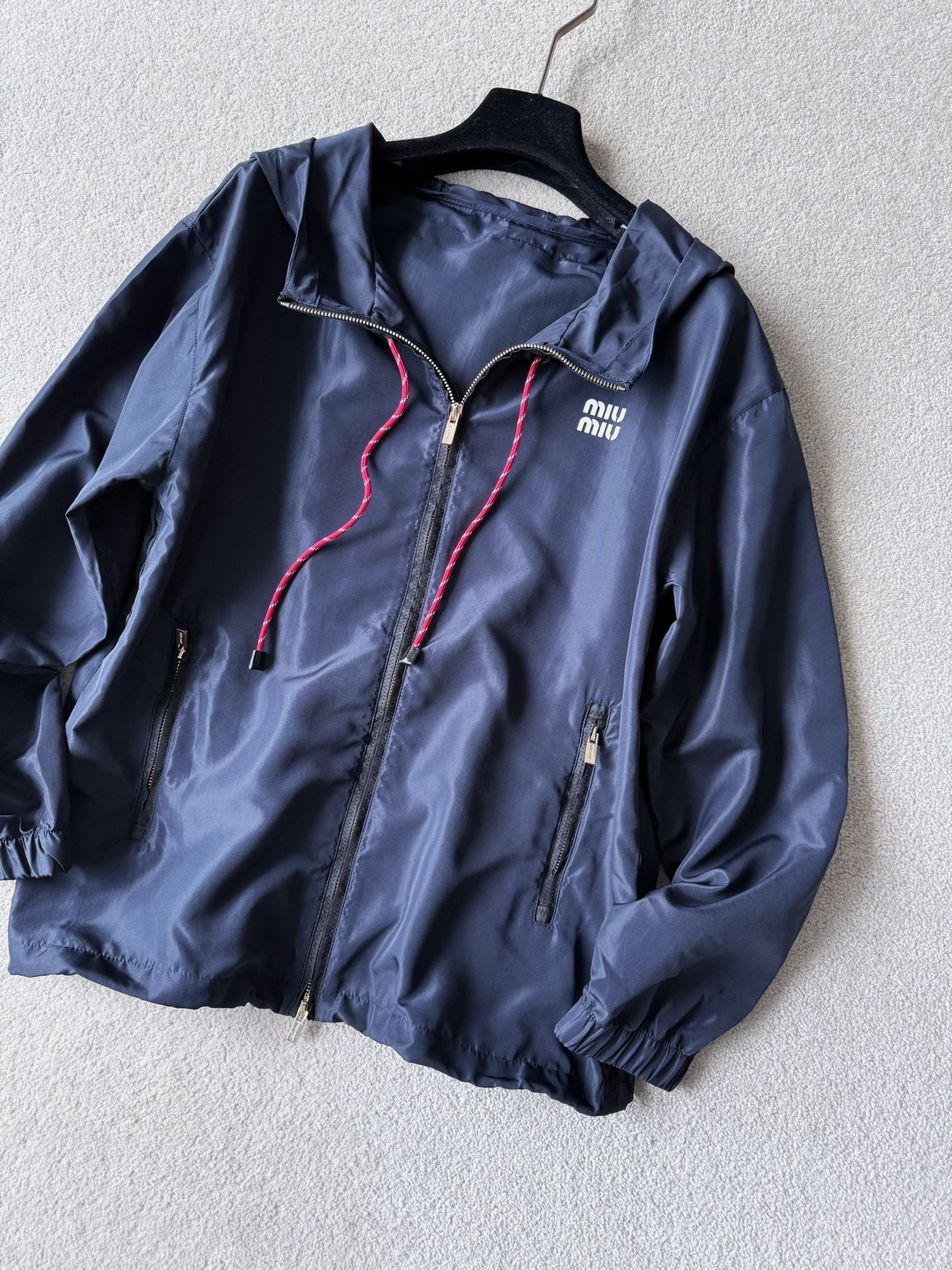 NO:794293,26ss brand new loose nylon sun protection jacket. Anyone who has ever worn this series knows how practical it is!! It has been upgraded to a lot of dark blue nylon fabric, which feels more silky, skin-friendly and delicate. The version is very different from the previous one. The new model is looser and not flattering on the figure. The shoulder width of the silhouette makes the whole person very relaxed~~ Classic red drawstring embellishment. Small three-dimensional printed logo on the front.  It looks great when paired with tube top skirts/shorts from the same series.,,skirts,shorts,jackets & coats,1986090926ss全新宽松的尼龙防晒外套 穿过这一系列的都懂有多么实用 !! 升级了不少的深藏蓝尼龙面料 手感更加丝滑,亲肤细腻 版型和以往的区别很大 新款更加宽松不挑身材. 廓形的肩宽显得整个人都很松弛~~ 经典红色抽绳点缀 前副立体印胶小logo 搭配同系列抹胸裙/短裤都很嗲.,,skirts,shorts,jackets & coats,,Women's clothing