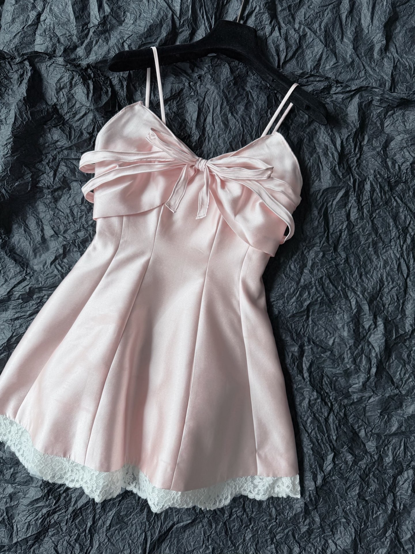 NO:794727,Fairy Pink · Detailed real-life pictures. The beautiful saturation is just right. The real thing looks very high-end and white. The pink tone is very high-end and white. The three-dimensional tailoring slims the waist and beautifies the proportions. It will protect your important occasions ~~,,19860909仙女粉·细节实拍图 绝美的饱和度恰到好处 实物很显高级很显白的粉色调 立体剪裁收腰显瘦,美化比例 为你的重要场合保驾护航 ~~,,,Women's clothing