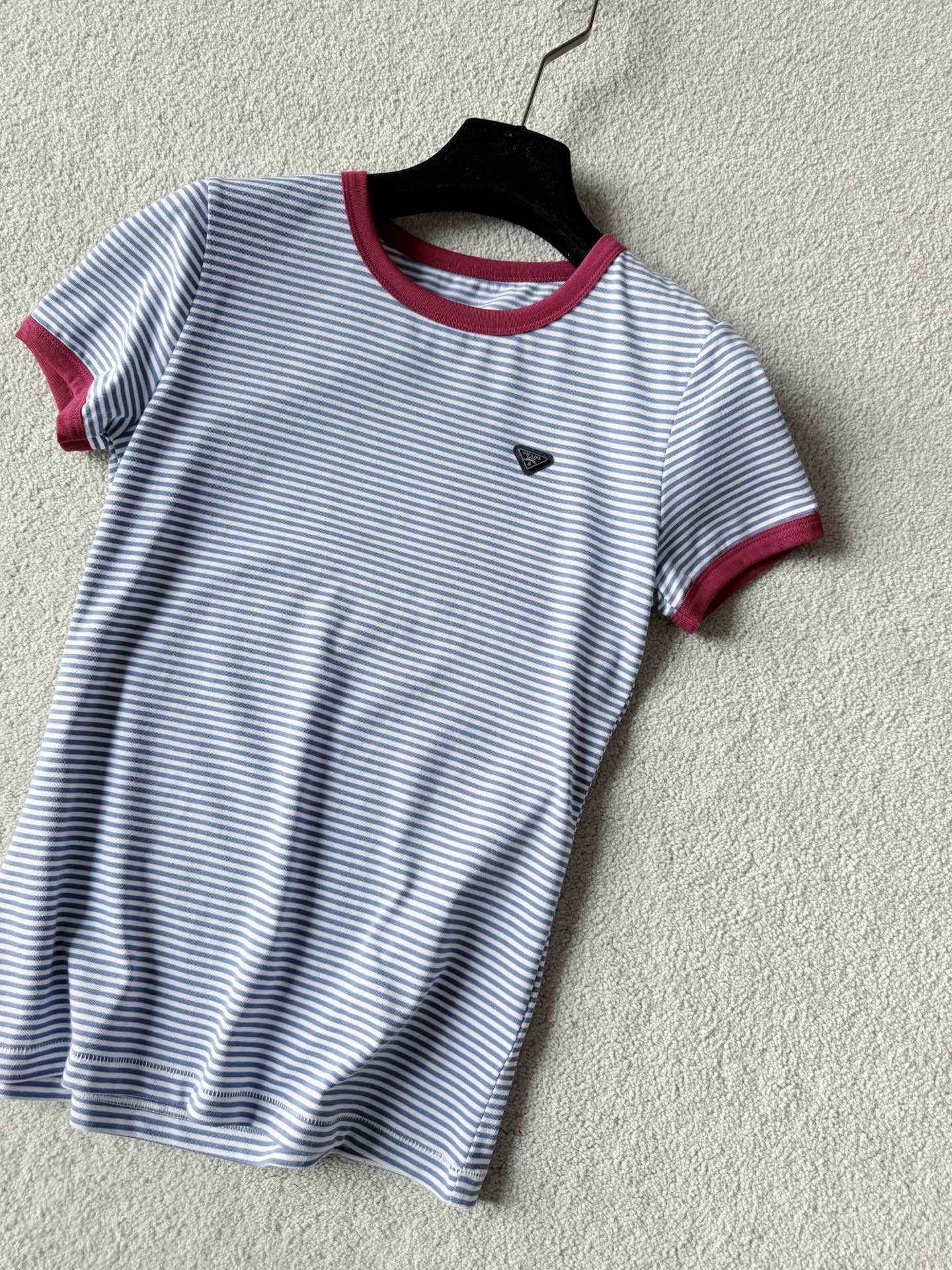 NO:794723,This year’s popular color is blue. I must buy this slim-fitting and unconstrained tee. Prad@’s new style really catches my eye. The navy blue tone stripes are dyed on the inside. It is elastic and full of resilience. It is slim and slim but not without a sense of restraint. The front and rear seams are finely matched. The contrasting crimson threads are very white. The hardware embellishment with small triangle marks is just right~,, prada,19860909今年流行色蓝色 必入这一件修身显瘦无束缚的tee Prad@新款实在是入了我的眼 包缸定染的海军蓝色调条纹 富有弹力,回弹性十足 修身显瘦的同时又不无束缚感. 前后缝盘精细对格 撞色深红色螺纹非常显白 加上小三角标的五金点缀恰到好处~,,prada,,Women's clothing