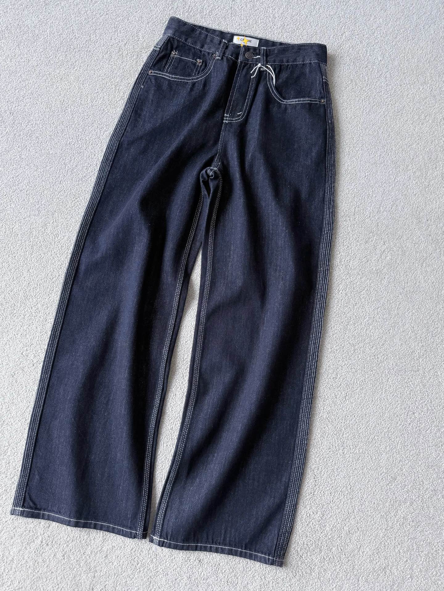 NO:795281,Sisters Ce are obsessed with pants again. Follow our rhythm and put them on with VIP!! This dark blue tone is too high-end in real life. It is definitely worth buying and savoring by sisters. The high-weight denim cotton with rich texture has a full sense of drape and a stiff feel. The style is even more impeccable ~~ The entire white pattern is just right, especially the side lines and the beautifying proportion of the upper body. It has sufficient design sense and practical wearability.19860909姐妹们Ce又出神裤啦 跟着我们的节奏和vip一起穿上 !! 这个深蓝色调实物太高级 绝对值得姐妹们入手细细品味 富有肌理感的高克重牛仔棉 垂坠感十足,手感硬挺 在版型上就更加无可挑剔了 ~~ 整条白色纹路走线恰到好处 特别是侧面的线条,上身美化比例 设计感和实穿性都足足的,,,Women's clothing
