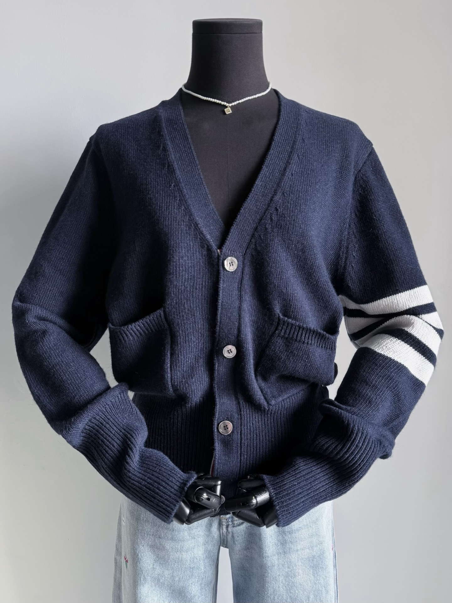 NO:795271,One of the few limited series for the Year of the Horse that I like this year ~~ When it comes to daily practicality, you still have to look at TB. Such a cute and compact pony jacquard is more thoughtful than other brand designs. Custom-woven and dyed dark blue wool is soft and delicate, skin-friendly and does not scratch the flesh. The classic four-stripe embellished sleeves are added with webbing on the front hem and cuffs. It has gathered classic elements and can be used in any way. It can be commuted or used daily without choosing the lower body.19860909今年为数不多的 我喜欢的马年限定系列 ~~ 论日常实穿主义还是得看TB 如此乖巧又小巧的小马提花 比起其他品牌设计,走心多了 定织定染深藏蓝羊毛毛料 柔软细腻,亲肤不扎肉 经典的四条杠点缀袖子 加前副下摆和袖口的织带包边 集齐了经典元素,任意驾驭 可通勤可日常完全不挑下半身,,,Women's clothing
