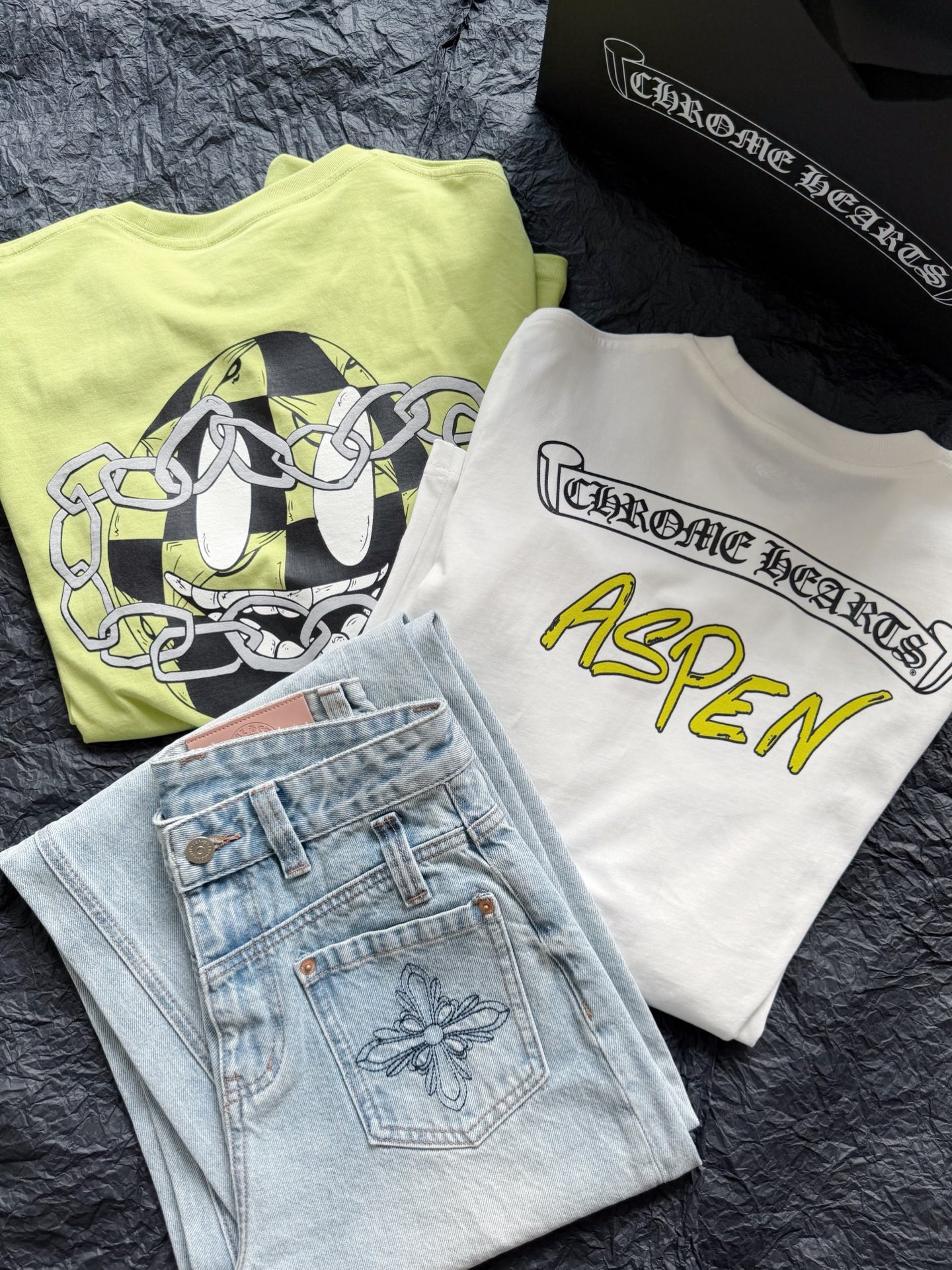 NO:795266,White and detailed real-life pictures make you feel fresh and natural through the screen. It is very suitable for the transition season between spring and summer. It is a practical tee that can be shared with family members and can be worn properly.19860909白色·细节实拍图 隔着屏幕都感觉到清新自然 非常适合春夏过渡季节. 可以和家属共享的一件实穿tee 妥妥穿回本,,,Women's clothing