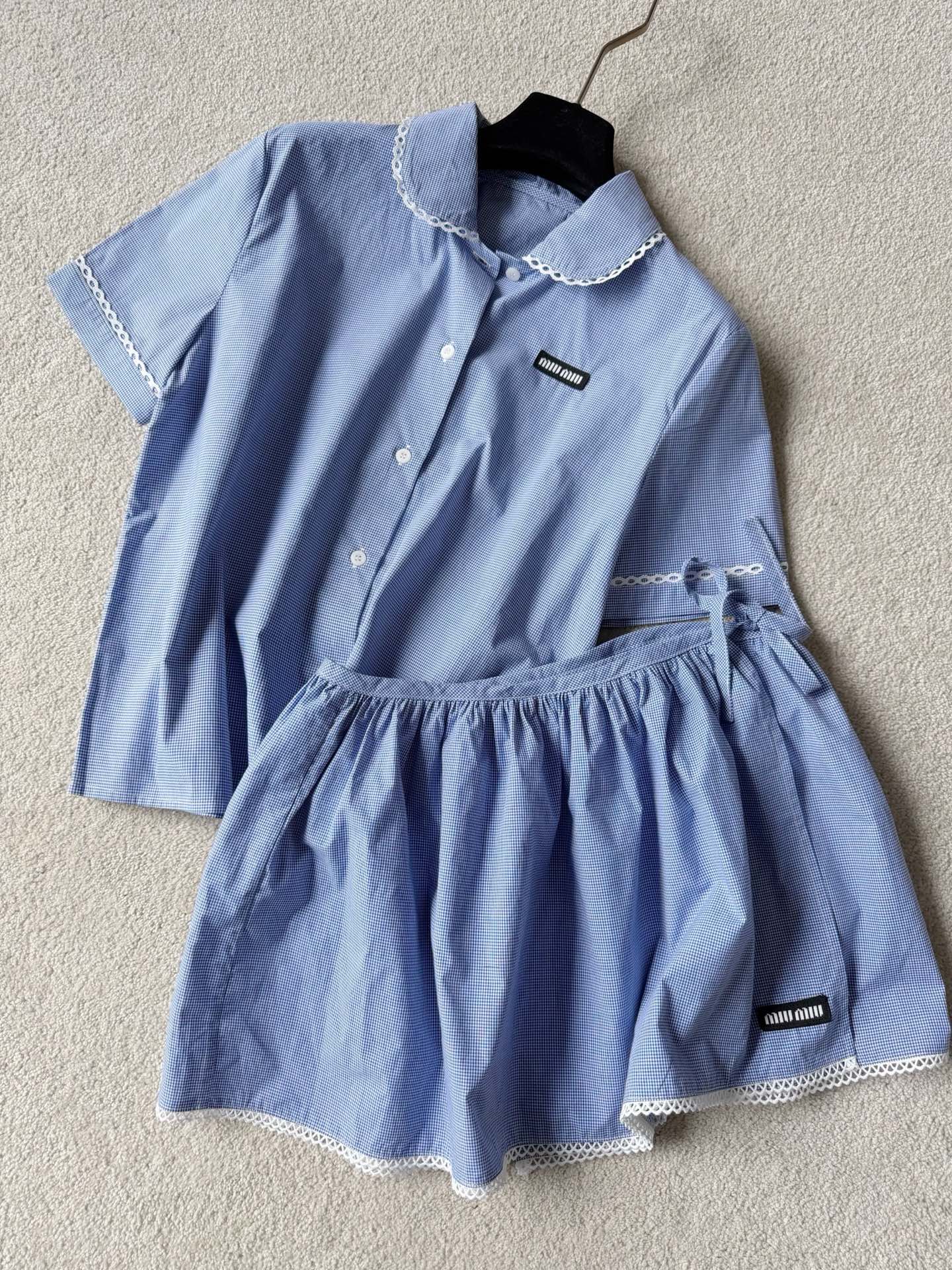 NO:795275,This year’s new small plaid series, doll collar short-sleeved and skirt is here~~ I know you are all waiting for this set. Stable shipment with guaranteed quality and quantity. Customized high-weight pure cotton shirt fabric. It is skin-friendly and soft, but not too soft. The short-sleeved version of the right shoulder is tall and generous. It can be worn alone or layered with various types of knitted sweaters. It is more perfect when purchased with skirts from the same series~~,,skirts, sweaters, shirts, T-shirts,19860909今年全新的小格纹系列 娃娃领短袖加半裙来啦 ~~ 知道你们都在等这一套 保质保量的稳稳出货 定制高克重纯棉衬衫面料 亲肤柔起,但也不会过分软塌 正肩短袖版型挺拔大方 可单穿可叠穿各类针织毛衣 和同系列半裙一起入更加完美~~,,skirts,sweaters,shirts,T-shirt,,Women's clothing