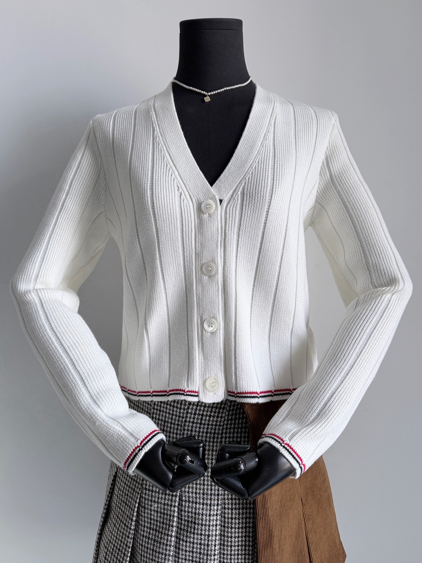 NO:795721,The high-quality tb cardigans that are worthy of being collected in the wardrobe are the kind that can be worn for a lifetime!! The ones I produce can be found in three to five years, and they are still the best version on the market. Customized with a variety of wool blends, thick and soft, not the fluttery version on the market. The hem is in contrasting colors and is embellished with ribbons. It is high-end for daily wear or commuting to work. I also have a lot of tb lower bodies, so you can choose at will.19860909值得衣橱狠狠收藏的tb精品开衫 是那种可以穿一辈子的款 !! 我家出品让你们三五年翻出来 仍然是吊打市面版本 定制多种毛料混纺,厚实柔软 不是市面轻飘飘的版本 下摆撞色加织带点缀 日常穿搭或者上班通勤都高级 我家tb下半身也很多,任意挑选,,,Women's clothing