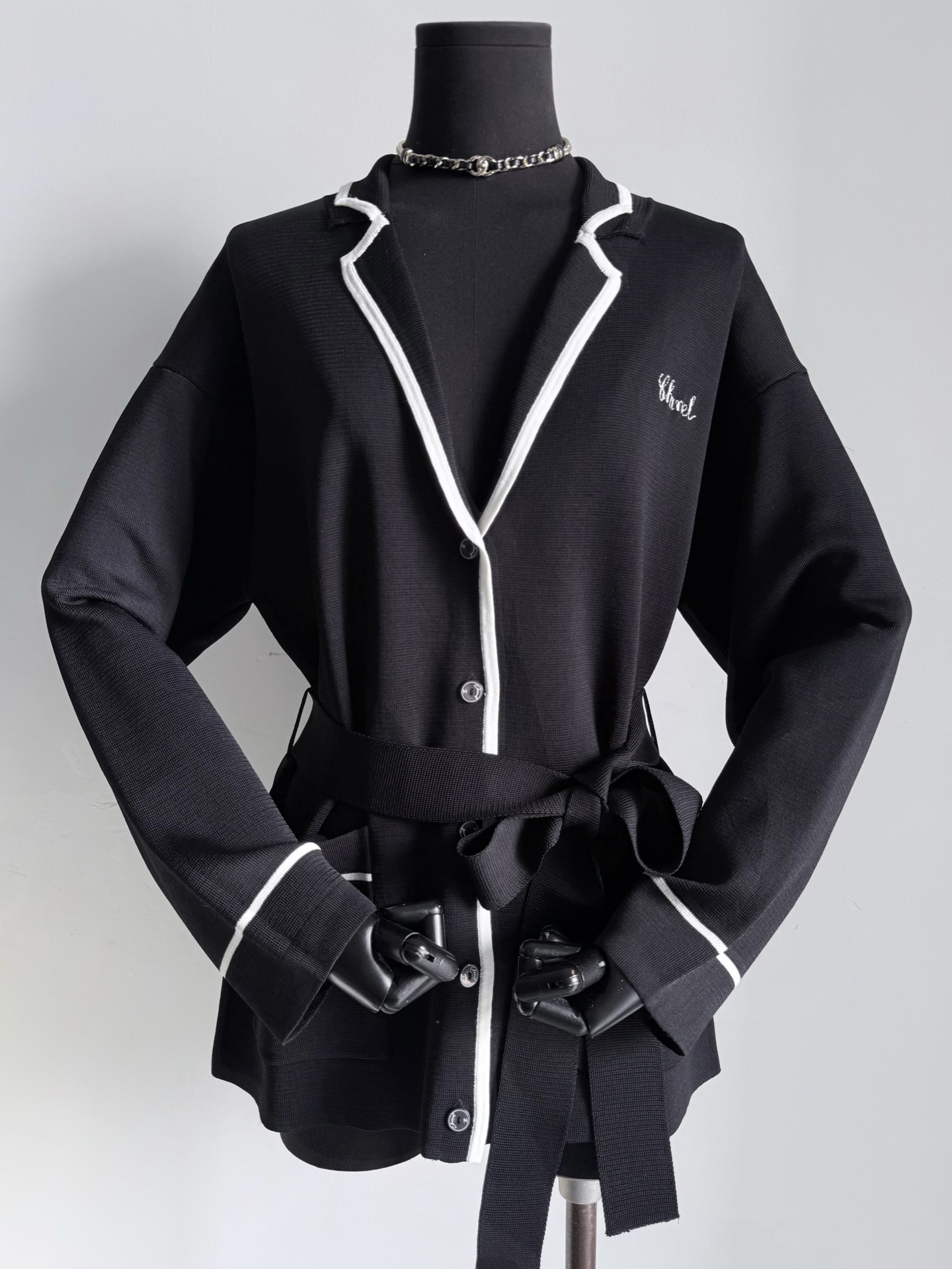 NO:795715,The actual upper body is at least five times more beautiful than the real shot. Everyone who has worn the classic 'bathrobe style' knows it!! The large-scale product feels great and I really recommend you to go in and experience it. The silk-blend reactive black wool that is custom-dyed in a vat makes it stress-free to wear close to the skin and is smooth against the skin. The large V-neck cardigan is hemmed in white. The wide belt of the same fabric is delivered to tighten the waist. While wearing it, it beautifies the proportions and highlights the head-to-shoulder ratio. The face will also look particularly small ~~ Exclusive hand-embroidered letters on the chest to restore the signature arc to the extreme  Whether you are traveling/staying at home/going on a trip, real silk,19860909实物上身远远比实拍美至少五倍 经典的“浴袍风”穿过的都懂 !! 大货手感绝佳真的推荐盲入去感受 包缸定染的真丝混纺活性黑毛料 贴身穿无压力,亲肤丝滑 V领大开衫白色包边 配送同面料宽版腰带可收腰 穿上美化比例的同时,彰显头肩比 脸也会显得特别小 ~~ 胸前专属手工刺绣字母 签名感弧度还原极致 不论是出行/宅家/外出旅行都可,,real silk,,Women's clothing
