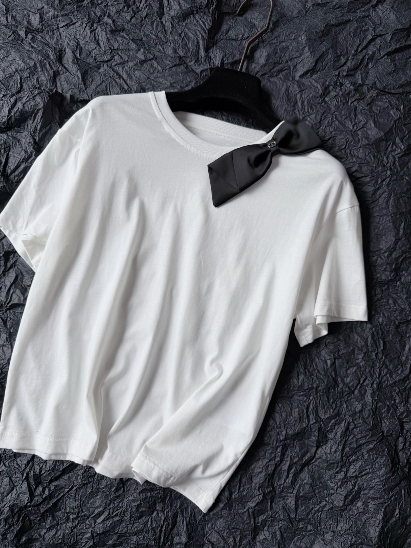 NO:795702,Good aesthetics never require logo stacking. The super easy-to-wear bow tee is here ~ Customized ultra-skin-friendly and soft breathable cotton, light, soft and textured. The round neck and small dropped shoulders are skewed to the advantage, slightly loose but not fat. It is very suitable for sisters with wealthy bags/bye-bye meat. Purely hand-sewn silky bows, just perfect on the shoulders ~~,,19860909好审美从来不需要logo堆叠 超好穿的蝴蝶结tee来了 ~ 定制超亲肤柔软的透气棉 轻薄柔软又有质感. 歪到好处的圆领小落肩版型 略微宽松但又不会显胖 对于有富贵包/拜拜肉的姐妹很适合 纯手工缝制丝滑蝴蝶结 点缀在肩上刚刚好 ~~,,,Women's clothing