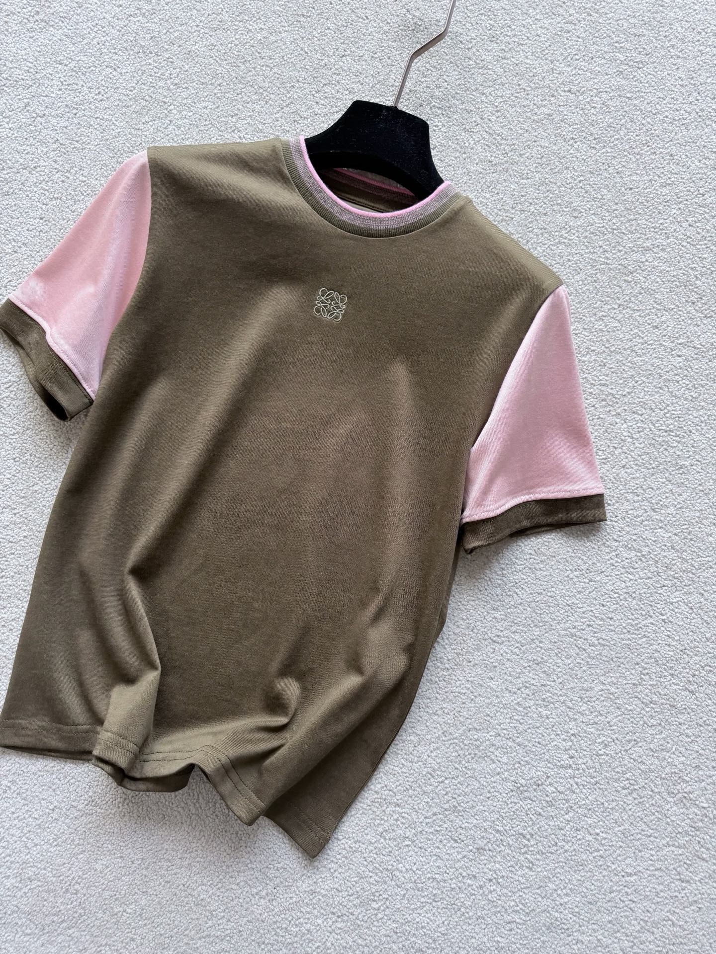 NO:795699,I have placed two orders before I have the opportunity to update. The first batch of goods has been sold out by takeaway customers ~~ Everyone is very 'evil'. A good aesthetic tee that loe must buy this spring and summer. It is made of pure cotton fabric that is dyed in a vat and has spliced ​​sleeves. The thread is also a gradient tone. It is durable and does not deform, and echoes the body of the clothes. The front-shoulder H version is very slim, even if it is close to the body, it is quite breathable and comfortable., loewe,19860909已经补了两单才有机会更新 首批货都被外卖顾客包完了 ~~ 大家的眼光都很“毒辣” loe今年春夏必入的一件好审美tee 包缸定染的纯棉面料,拼接袖 螺纹也是渐变色调 经久耐穿不变形,和衣身相呼应 正肩H版型非常显瘦 即使是贴身它也相当透气舒适,,loewe,,Women's clothing