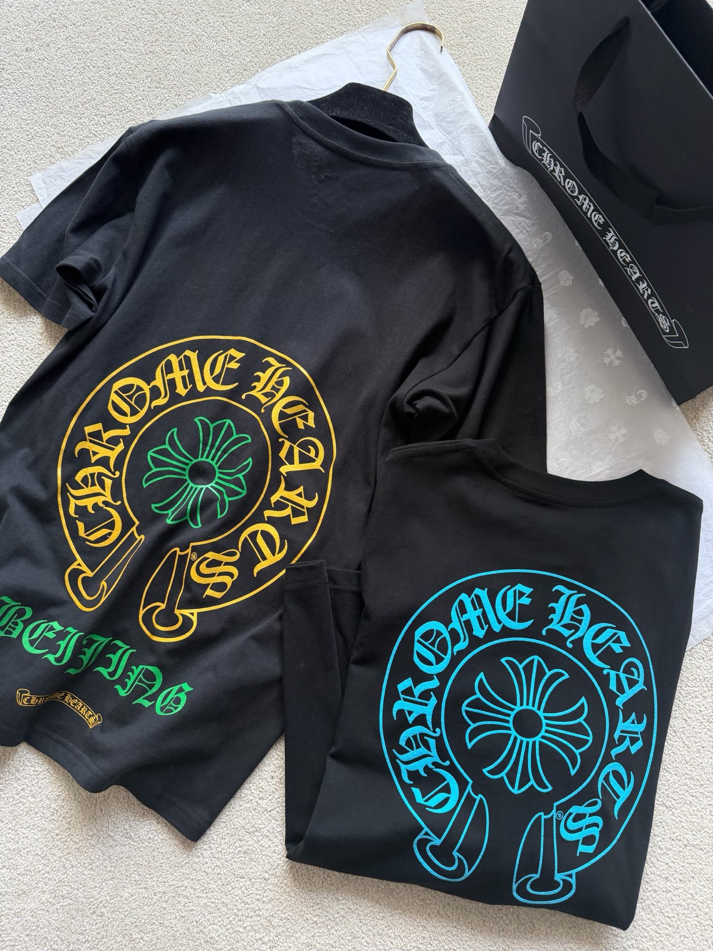 NO:796226,One of my personal favorites is a relatively unpopular but very high-end tee!! It is still made from my custom-made high-gram 180g pure cotton fabric. It is durable and not easy to deform. It has excellent comfort and breathability. I really like the yellow logo and green cross flower. It is an imported ink flower craft. The round neck and loose version are not flattering at all. It is a cost-effective item that can be shared with family members. The yb purchased for 5,500 is also idle.  ~~,,19860909我私藏的一件心头爱 比较冷门但实物非常高级的tee !! 依旧是我家定制高克重180g纯棉面料 经久耐穿不易变形走样 舒适度和透气性都绝佳 很喜欢这个黄色logo加绿色十字花 是一致进口油墨花工艺. 圆领宽松版型完全不挑身材 可以和家属共享的一件性价比单品 5,500购入的yb也闲置了 ~~,,,Women's clothing