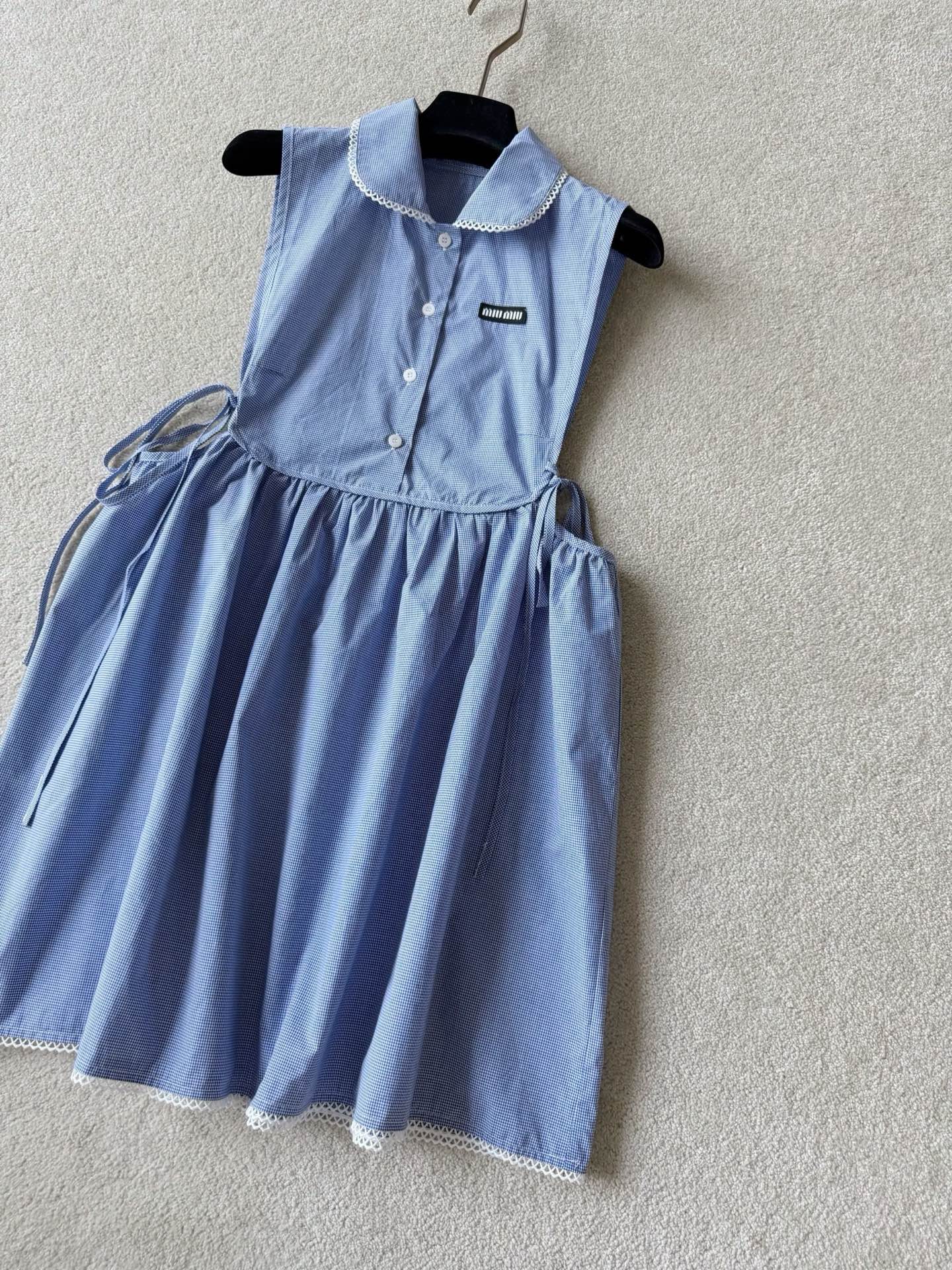 NO:796220,miu·Spring and summer's new small plaid series continues. Baby collar lapel hollow mid-length skirt ~~ My family custom-made fabrics, so this series is produced. Custom-made YB consistent fine plaid, blue tone, very suitable for sultry summer. Miu's classic navy style needs no introduction. You sweet girls can boldly try this one. The side three-dimensional cut-out hollow version can be designed to tighten the waist, which is more playful  Can be layered with thin materials or various white tees, miumiu, and skirts.19860909miu·春夏全新的小格子系列新款继续 娃娃领翻领镂空中长裙 ~~ 我家定制面料所以这一系列都出 定制yb一致的细格纹,蓝色调 非常适合闷热的夏天 miu家经典的海军风无需多言 各位甜妹可以大胆尝试这一条. 侧面立体剪裁镂空版型 可收腰设计,更加玩味十足 可叠穿薄料打底或者各类白tee,,miumiu,skirts,,Women's clothing