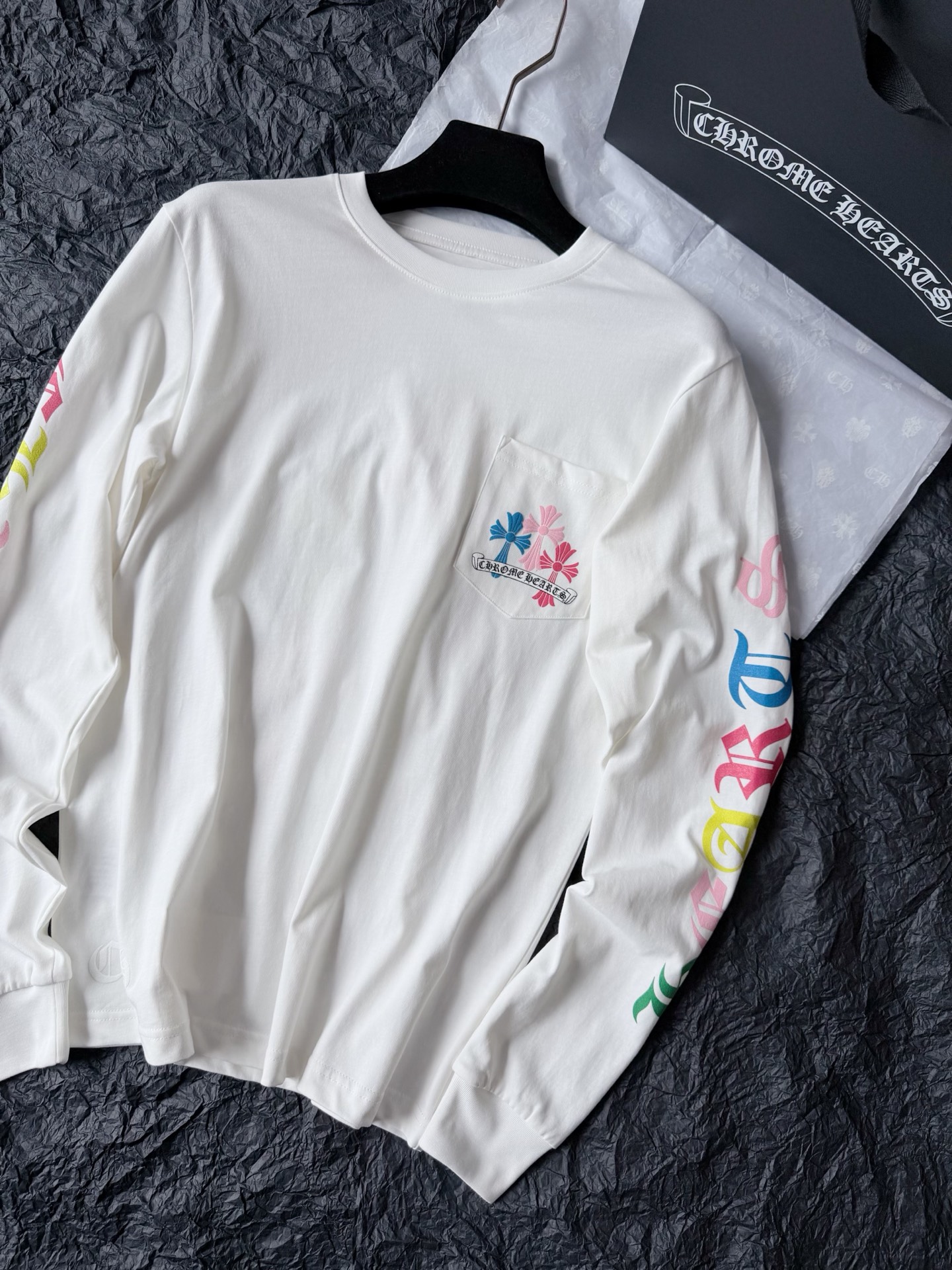 NO:796242,Real photos of white and detailed details. I have to say that the color matching of ch is awesome. The aesthetics have always been at the forefront. The impeccable color foam printing has a spring and summer atmosphere, which is unforgettable. The cost of this one will be higher. We still insist on the same price for you.,,19860909白色·细节实拍图 不得不说ch的配色太牛了 审美一直在前沿 无可挑剔的彩色发泡印花 颇有春夏氛围感,过目不忘 这一件成本会高一些 我们仍然坚持一样的价格给你们.,,,Women's clothing