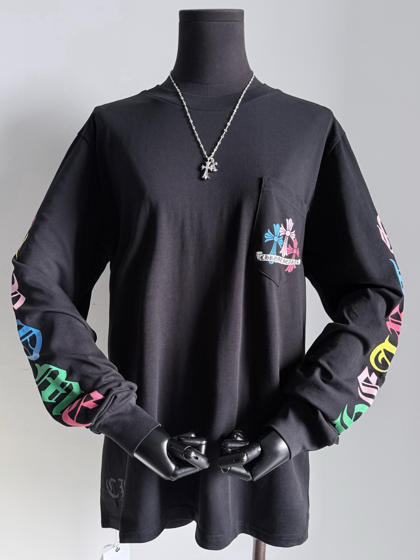 NO:796237,Everyone with a Croix heart knows the value of this piece~~ The beautiful colorful cross-flower long-sleeved tee is here. It insists on YB development and is unambiguous. The high-weight plain cotton is durable and not easy to deform. It is also very convenient for daily care. The sleeves have classic colorful Sanskrit prints. The chest and back are foam prints with a super touch. Each glue needs to be color checked 6-8 times. We don't mind the trouble of multi-scenario light testing to control the tone within the minimum color difference!!  The whole piece is double stitched with all the details. Recommend black, white and one for each family member, chrome hearts,19860909克罗心大户都懂这件含金量 ~~ 绝美的彩色十字花长袖tee来了 坚持yb开发毫不含糊 高克重平纹棉经久耐穿不易变形 日常打理起来也很方便. 袖子部分经典的彩色梵文印花 胸前和后背是超有手感的发泡印花 每一种胶浆,都要对色6-8次 我们都是不嫌麻烦多场景光测 把色调把控在最小色差之内 !! 整件双车线细节到位 推荐黑色,白色和家属一人一件,,chrome hearts,,Women's clothing