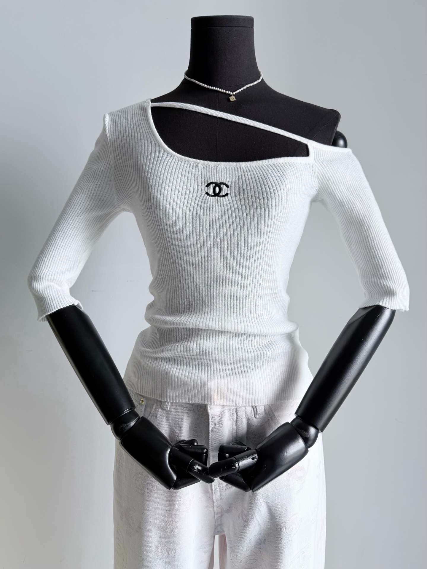 NO:796234,Real photos of white details. You can see the softness and delicateness through the screen. It is a sweater that can be worn in summer. Please feel free to buy it. It will never be packed at the bottom of the box.19860909白色·细节实拍图 隔着屏幕都看得到柔软细腻 是夏天都可以穿的针织衫 请放心入,绝不会压箱底,,,Women's clothing