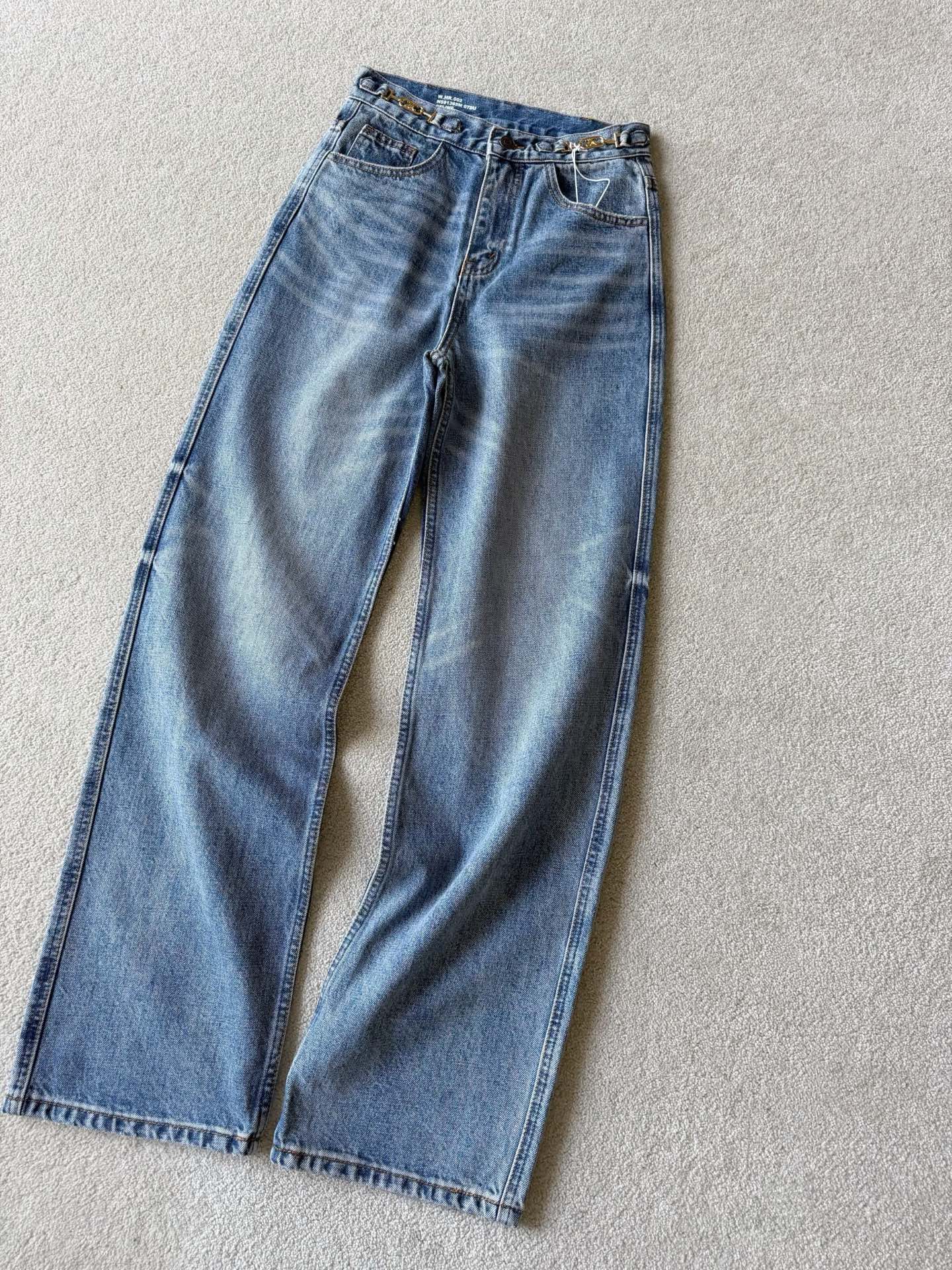 NO:796225,The king of trousers that have refreshed countless praises. Celin Jane simply can’t stop re-ordering ~ An impeccable pair of perfect trousers. No matter how many new trousers are released, this pair is still the king and irreplaceable. The waist is embellished with the classic Arc de Triomphe logo hardware. The feel and straightness are comparable to the pressure of the cabinet. You can see the shape of this pair of trousers. The true straight-leg trousers are just right. It is not a problem to slim down and lengthen the legs!! It is worth buying a pair and hoarding a good product, celine,19860909刷新无数好评的王者神裤 Celin·Jane补单根本停不下来 ~ 无可挑剔的一条完美裤型 不论出了多少新款裤子 这一条依旧是王者不可替代. 腰部点缀经典凯旋门logo五金 手感和挺拔感,媲美柜子无压力 可以看到这一条裤型 真正的直筒裤型恰到好处 显瘦显腿长根本不在话下 !! 值得买一条囤一条的好货,,celine,,Women's clothing