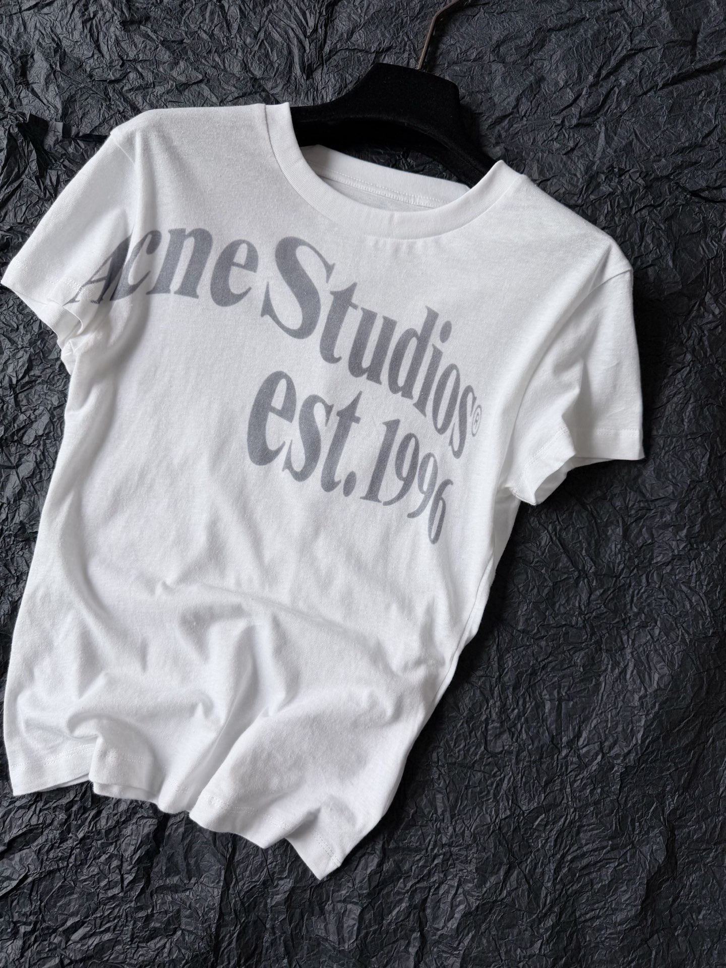 NO:796238,I am so impressed with this refined little tee. Acne has made a big move again!! After buying yb, I found out about this 'interesting' fabric. It is a very light and soft cotton tee. The surface is sanded and pilled. It has a very old feel and fashionable ceiling. Many people don't understand it. It has a glossy effect. The black and gray tone permeable printing is consistent with the overall old feeling. The upper body is very slim. I highly recommend this piece, Acne studios,19860909吹爆这件精炼小tee Acne又放大招啦 !! 买了yb才知道这个“有趣”面料 是非常轻薄软糯的纯棉tee 表面一层磨毛起球处理 做旧感十足,时髦天花板 很多人不懂的都做的光面效果 黑灰色调渗透型印花 和整体的做旧感相吻合 上身非常显瘦,满分推荐这件,,acne studios,,Women's clothing