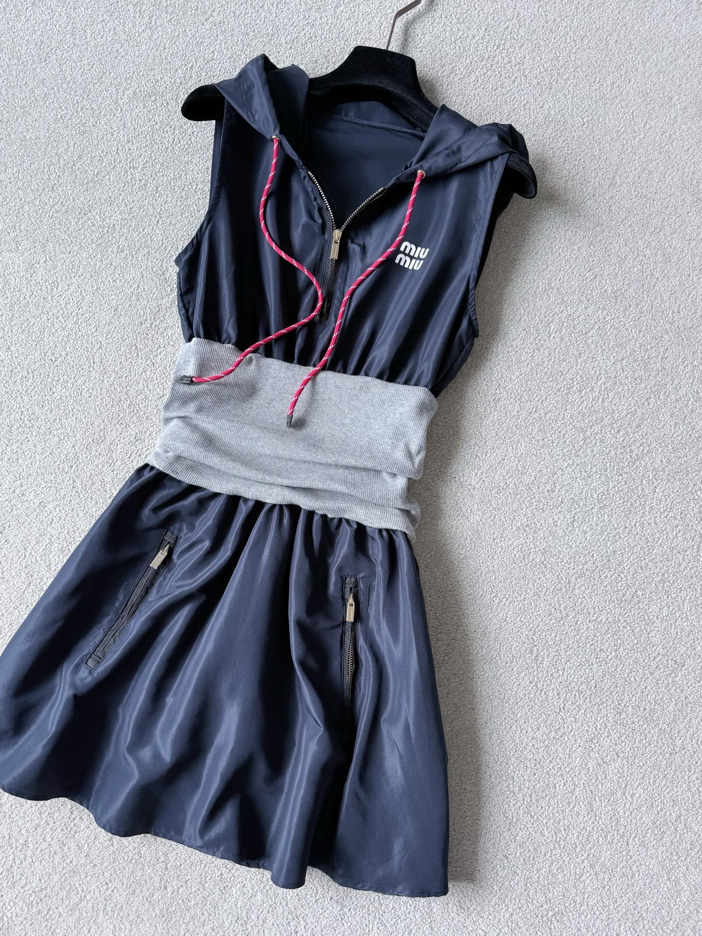 NO:796236,There are many new products in the dark blue nylon series this year, with just the right balance between leisure and sports ~~ The new hooded nylon spliced threaded fabric opens up a new world of dresses. The custom-made dark blue nylon fabric is comfortable, breathable and not stiff as always. The waist is spliced with elastic threads to make the waist slimmer and more layered. You can complete Miu's classic layering with one piece every day. Playing tennis/golf/everyday walking on the street all give people an excellent aesthetic feeling.  !!,,miumiu,skirts,hats,19860909今年深藏蓝尼龙系列新品多多 休闲与运动平衡得刚刚好 ~~ 全新的连帽尼龙拼接螺纹面料 打开了连衣裙的新世界. 一如既往定制的深藏蓝尼龙面料 舒适透气不会生硬 腰部拼接弹力十足的螺纹 收腰显瘦,层次感更丰富 日常一条就搞定miu的经典叠穿 打网球/高尔夫/日常出街遛弯 都给人审美极好的感觉 !!,,miumiu,skirts,hats,,Women's clothing