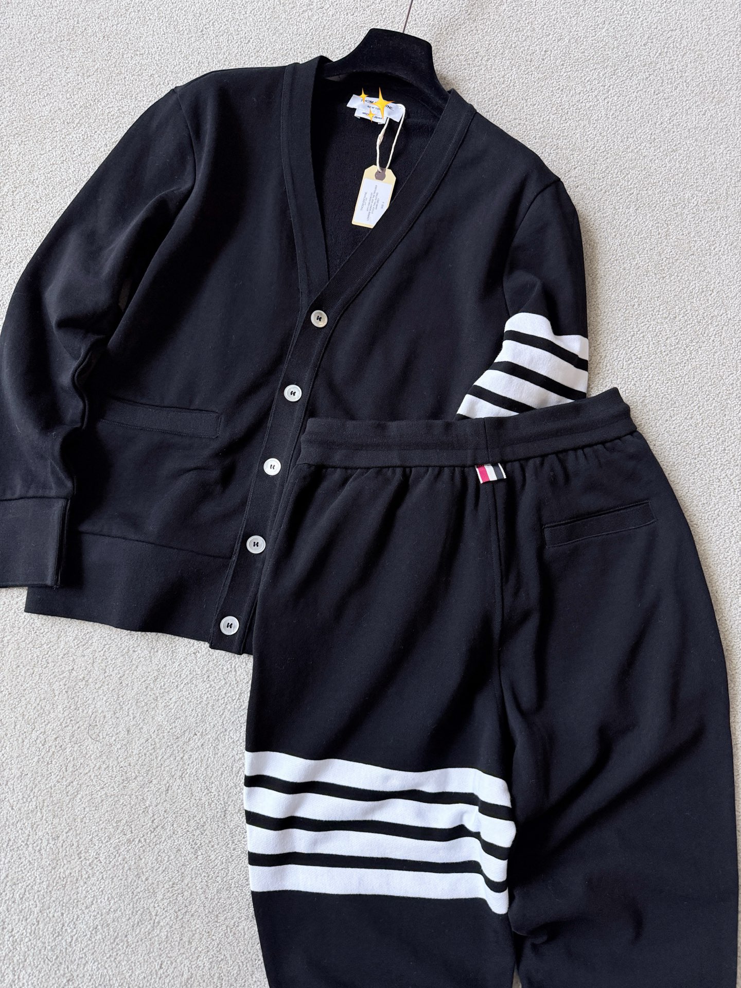 NO:796213,The timeless classic four-stripe 'TB' is a new four-season coat made of large coil fabrics. I don't need to mention the items that are introduced. High-end players basically have one set. The combination of a loose V-neck jacket and leggings trousers is suitable for daily outings/exercises/work and other occasions. It is a series that is frequently worn!! Classic black high-weight pure cotton coil fabric is comfortable and skin-friendly, and easy to take care of. It is the kind that you don't have to worry about in the wardrobe. The loose-fitting off-shoulder version of the coat is not flattering on the figure.  The leggings are still suitable for both fat and thin people. Whether you keep them for yourself or give them to your family, our pricing makes it easy for you to make money~~,,jackets & coats,19860909永恒的经典四条杠“TB” 新出大线圈面料四季款外套 都不用我说介绍的单品 高阶玩家基本人手一套. 宽松V领外套加束脚裤的搭配 满足日常外出/运动/上班等场合 穿搭频率非常高的一系列 !! 经典黑高克重纯棉线圈面料 舒适亲肤,又好打理 在衣橱完全不用费心的那种. 外套宽松落肩版型不挑身材 束脚卫裤也依旧是胖瘦皆宜的类型 不论是自留还是送家属 我家的定价都是让你赚不费力的 ~~,,jackets & coats,,Women's clothing