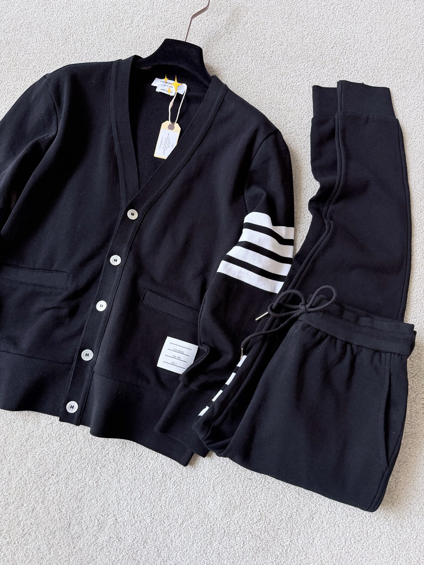 NO:796215,Actual pictures of the classic four-stripe sweatpants and leggings. It can be said to be the king of classics for thousands of years. Needless to say, these pants are basically everyone who likes leggings.,,19860909经典四条杠·卫裤束脚裤实拍图 可以说是万年经典之王 无需多言的裤子 喜欢束脚裤的基本人手一条.,,,Women's clothing