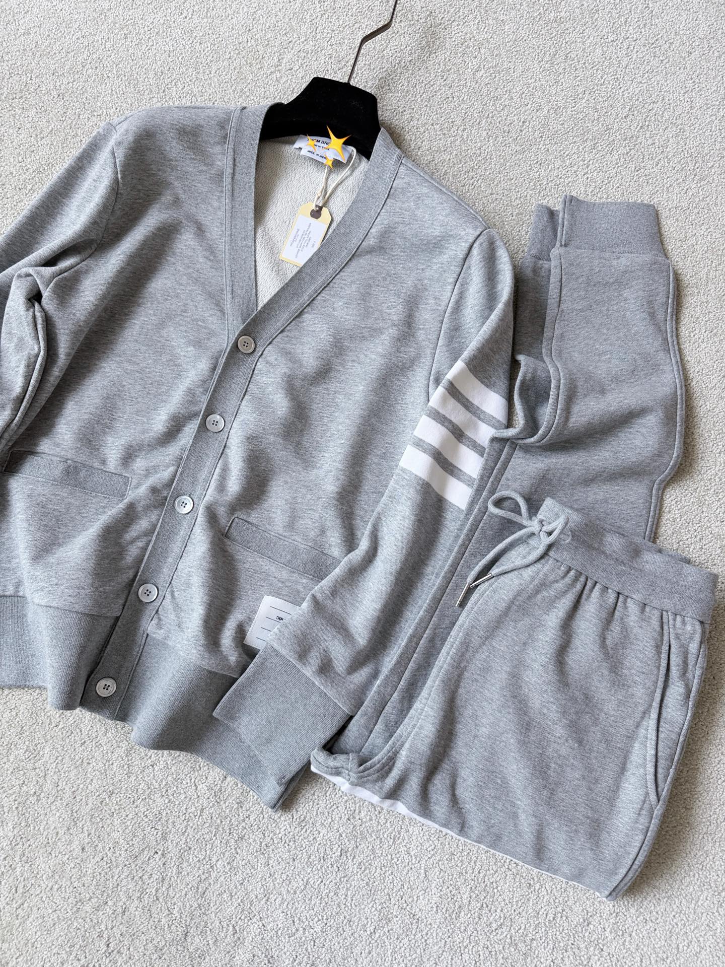 NO:797305,Actual pictures of the classic four-stripe sweatpants and leggings. It can be said to be the king of classics for thousands of years. Needless to say, these pants are basically everyone who likes leggings.,,19860909经典四条杠·卫裤束脚裤实拍图 可以说是万年经典之王 无需多言的裤子 喜欢束脚裤的基本人手一条.,,,Women's clothing
